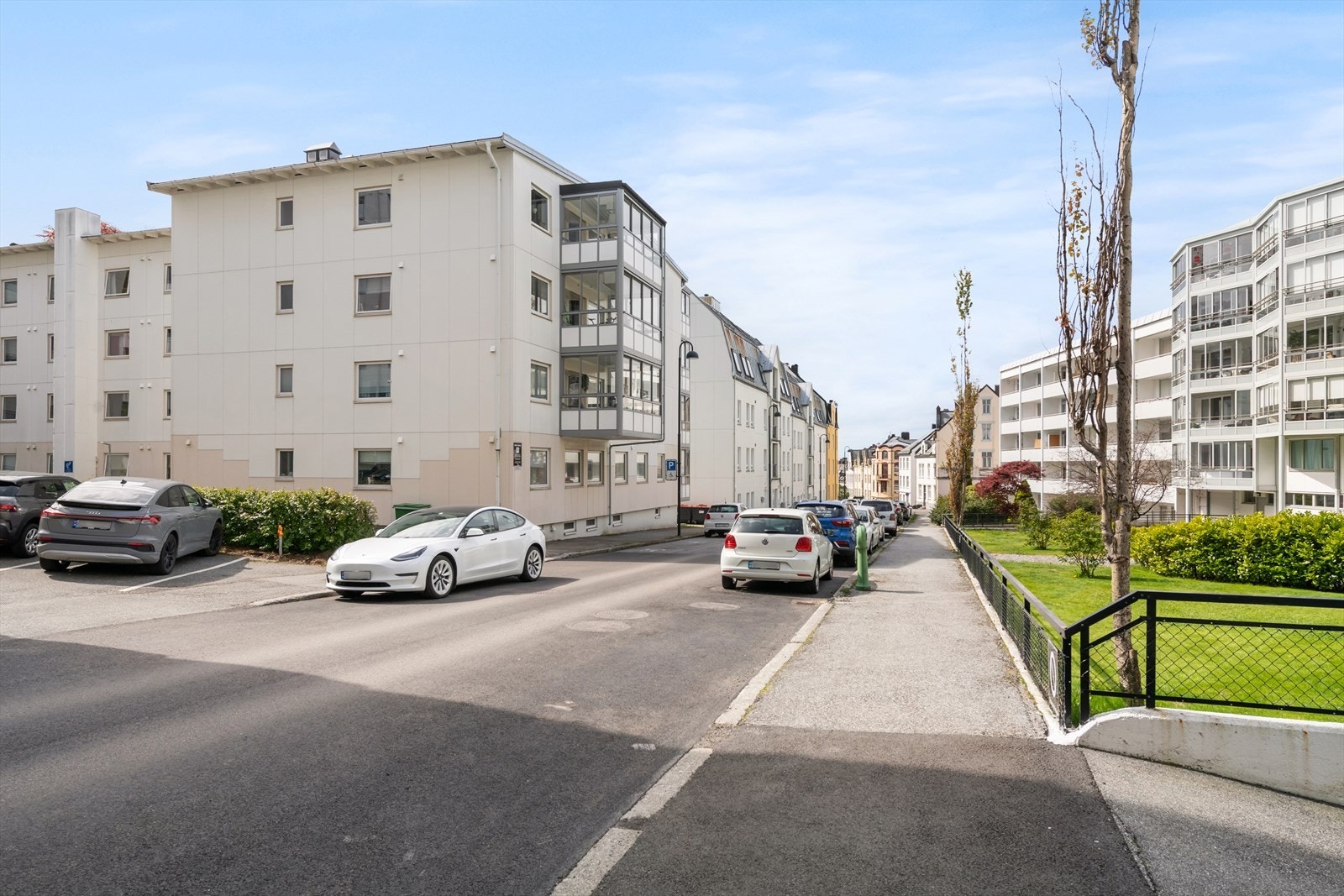 Eiendommen ligger sentralt til få minutters gange til alt av sentrumsfasiliteter. Fra eiendommen er det kort vei til Byparken og stiene i Borgernes veg. Galleribilde