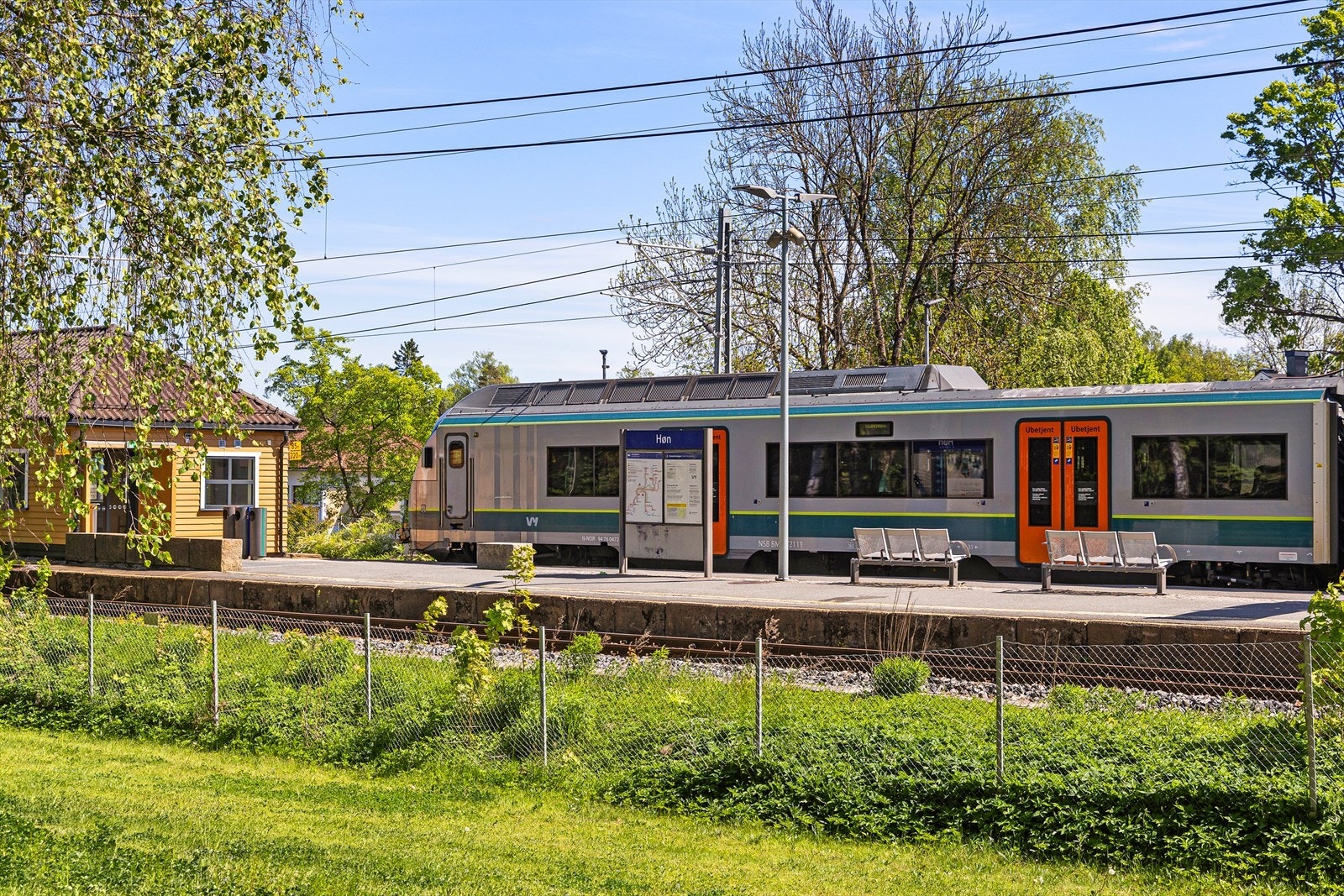 Ca. 8 min. gange til Høn Stasjon. Galleribilde