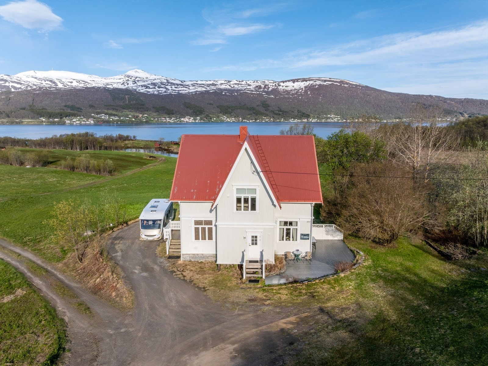 Nyt utsikten som følger deg gjennom dagen - sjø, himmel og natur i perfekt balanse. Galleribilde