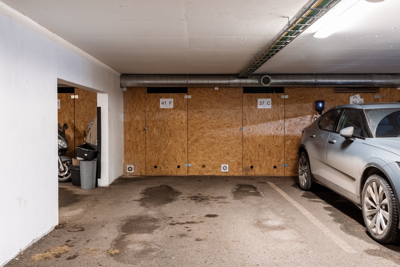 Boligen disponerer fast biloppstillingsplass i felles garasjekjeller. Galleribilde