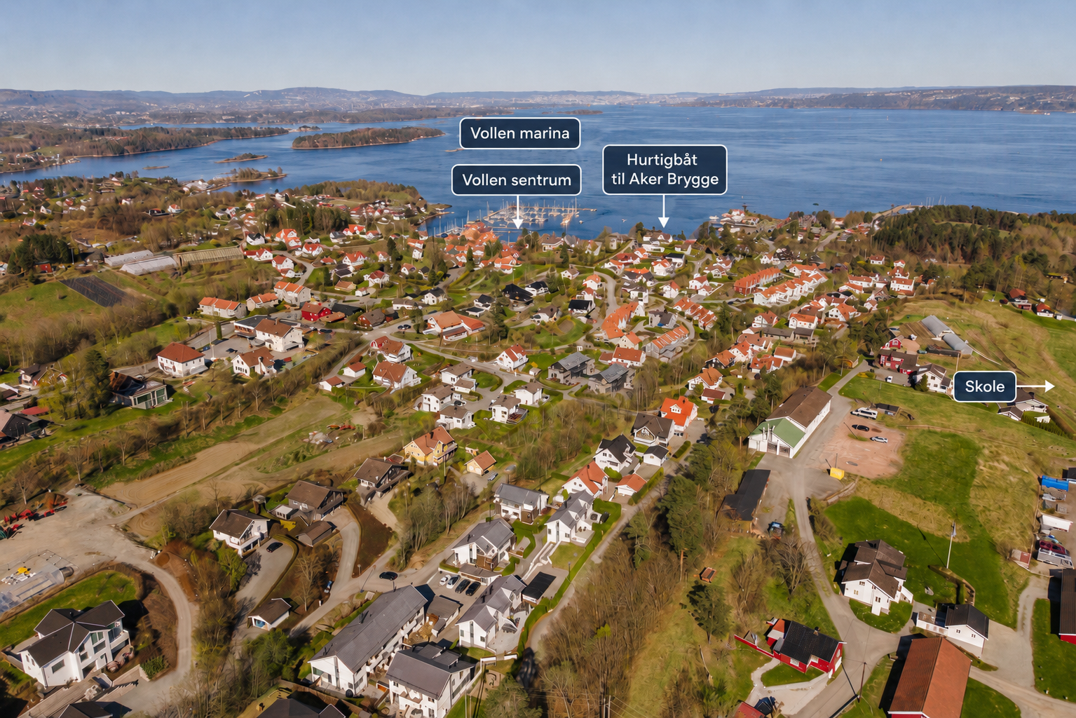 Det er også meget kort vei ned til Vollen sentrum med båthavn, nærbutikk, restauranter, kun 25 min med hurtigbåt til Aker Brygge og skoler. Galleribilde
