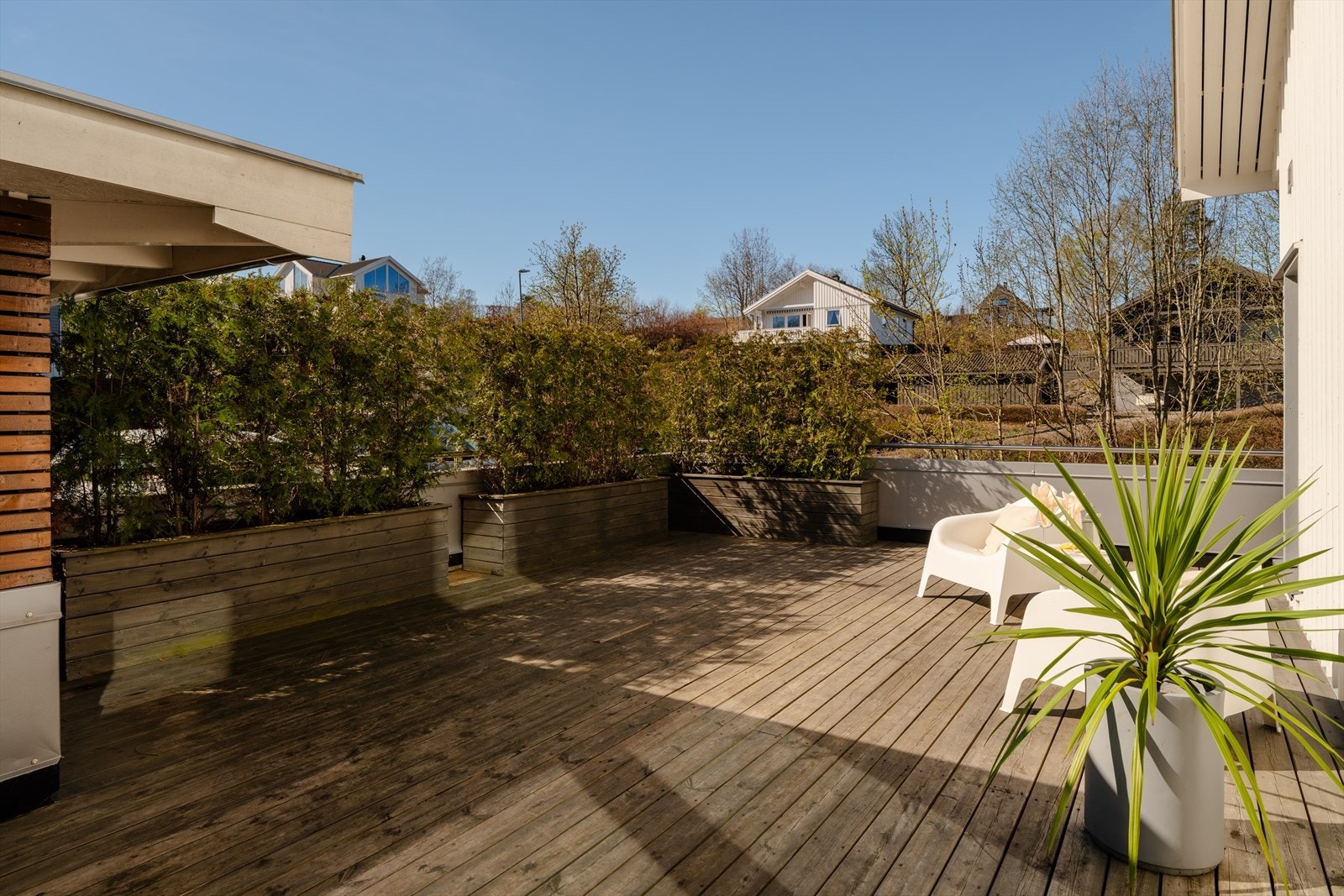 Fra stuen er det utgang til stor terrasse på 54 kvm med god plass til forskjellige utemøbler i ulike soner. Galleribilde