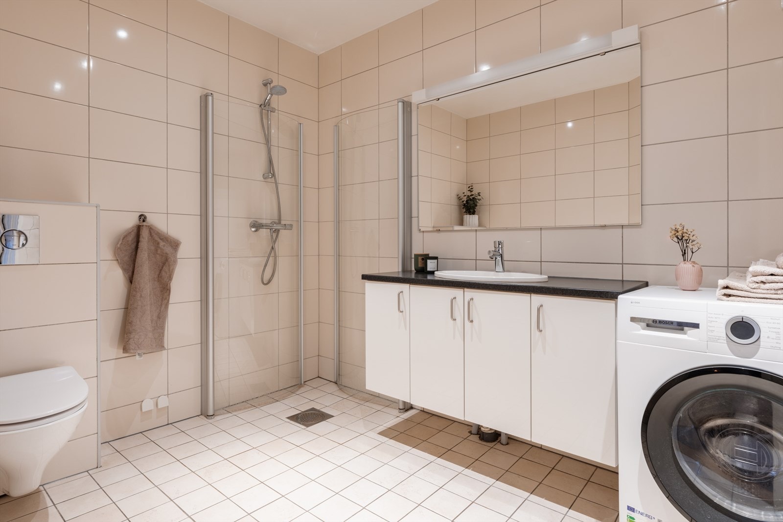 Begge bad har flislagte gulv med varmekabler, flislagte vegger samt malte himlinger med downlights. Galleribilde
