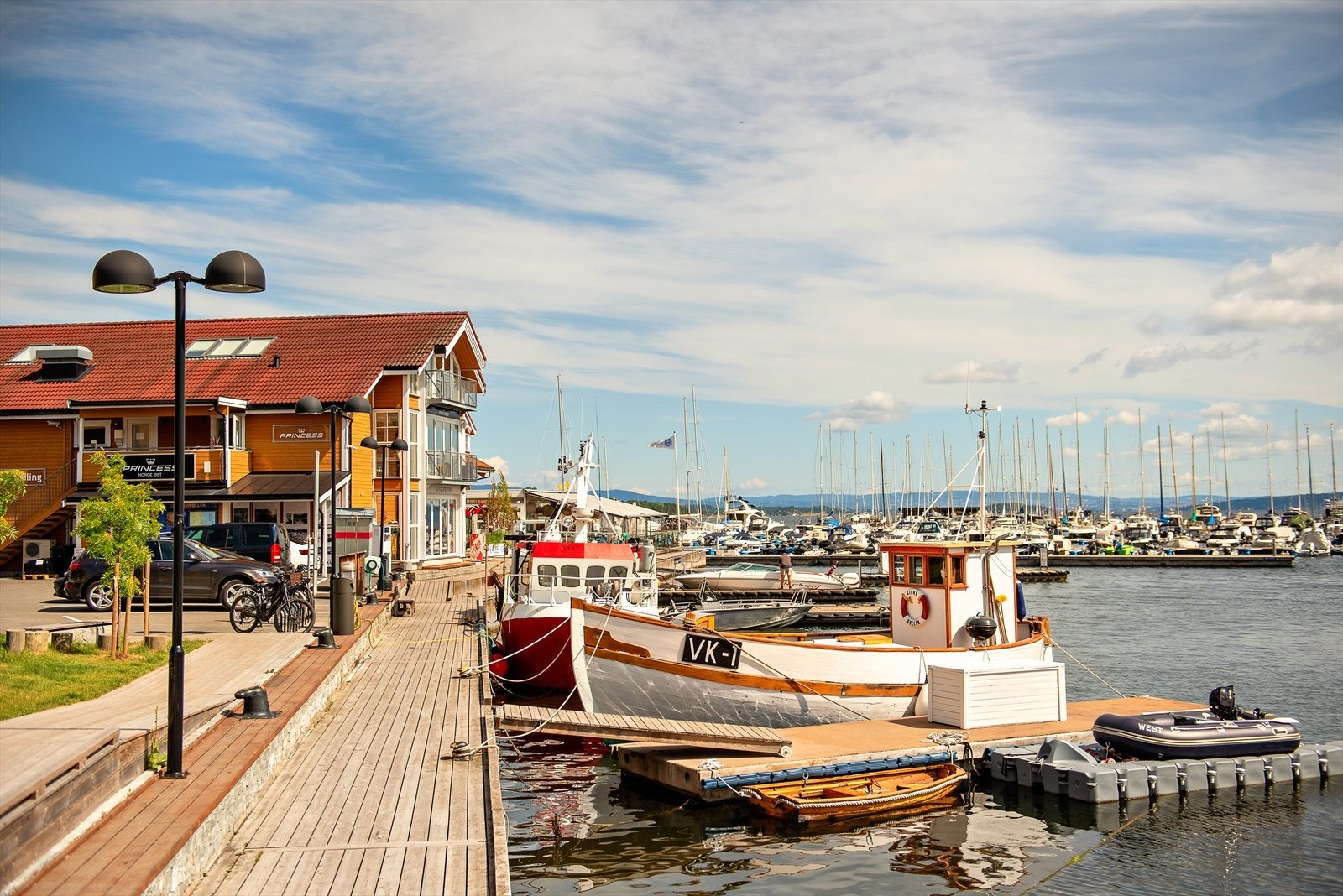 Eiendommen har kort vei til Vollen Marina og flere badestrender. Galleribilde