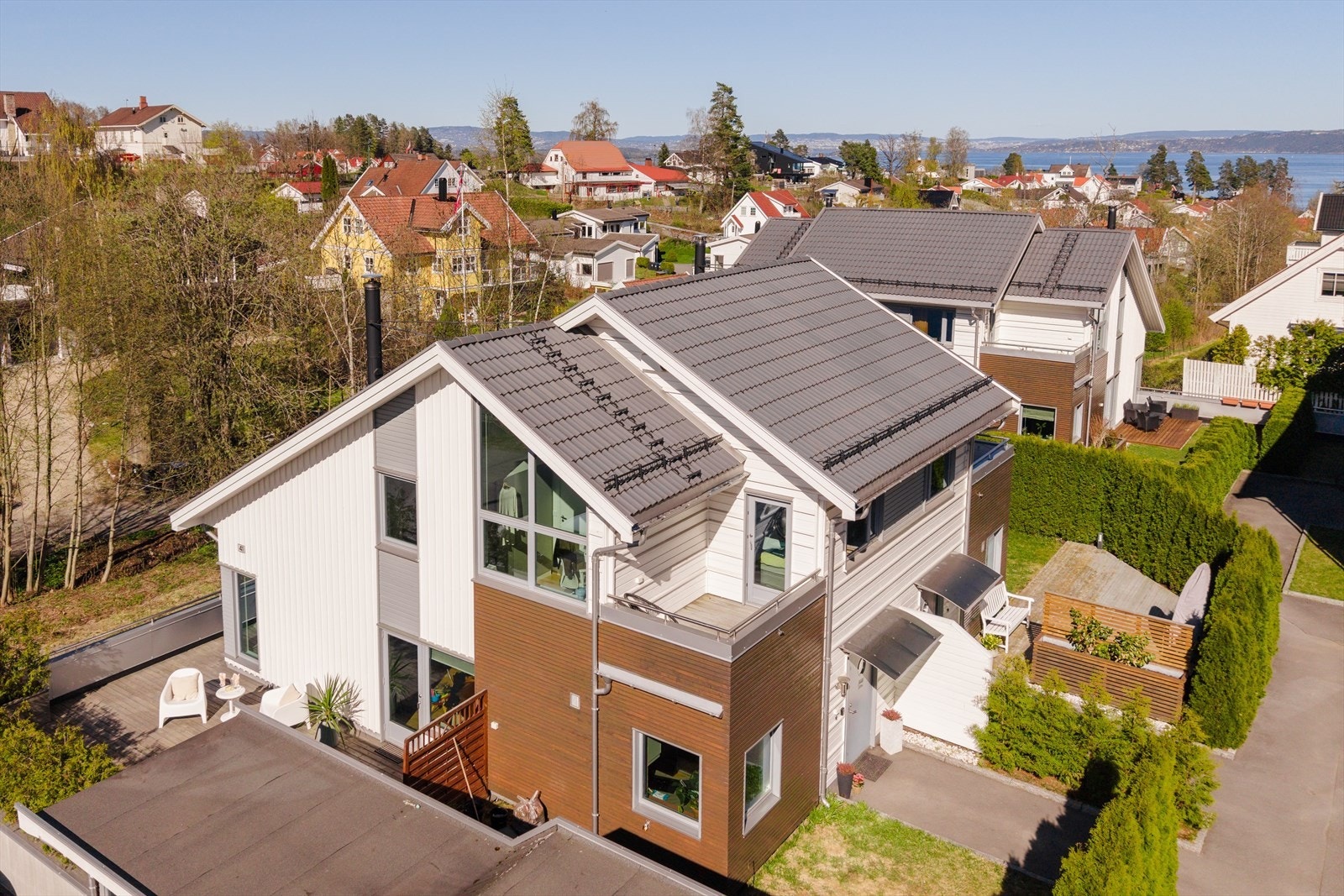 Her får du en moderne familiebolig med solrik uteplass i hyggelig sameie med felles oppvarmet basseng. Galleribilde