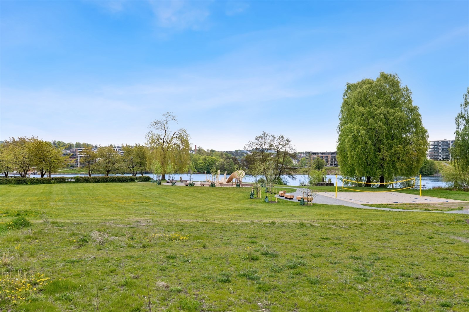 Eiendommen ligger i et svært sentralt og attraktivt boligområde på Bakken i Skien, rett ved populære Bakkestranda. Her bor du like ved vannet, med direkte tilgang til sandstrand, grønne gressletter og flotte turmuligheter rundt Hjellevannet. Galleribilde
