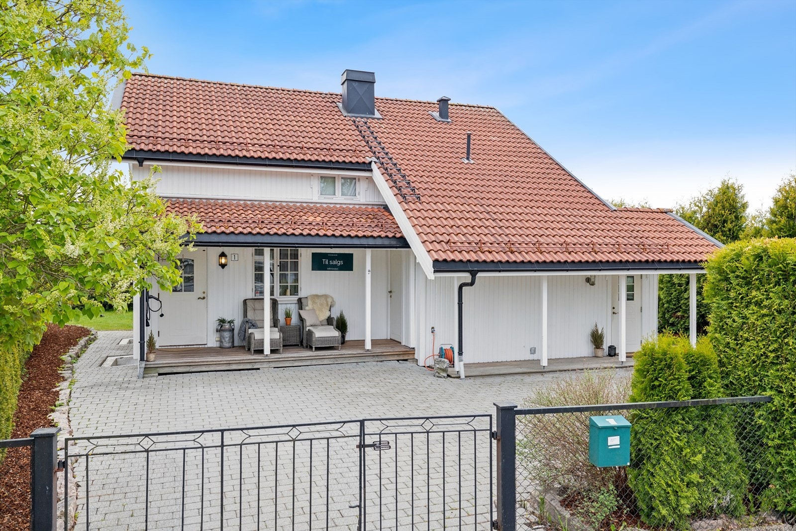 Flott og romslig steinbelagt gårdsplass. Galleribilde