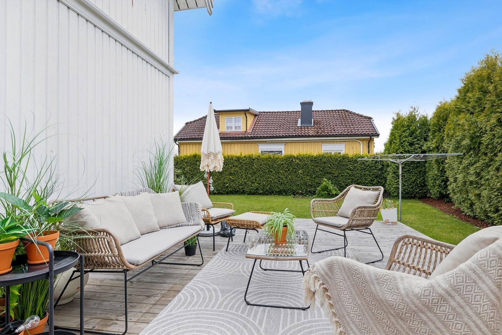Boligen har hyggelig terrasseområde, romslig og pen hage. Galleribilde