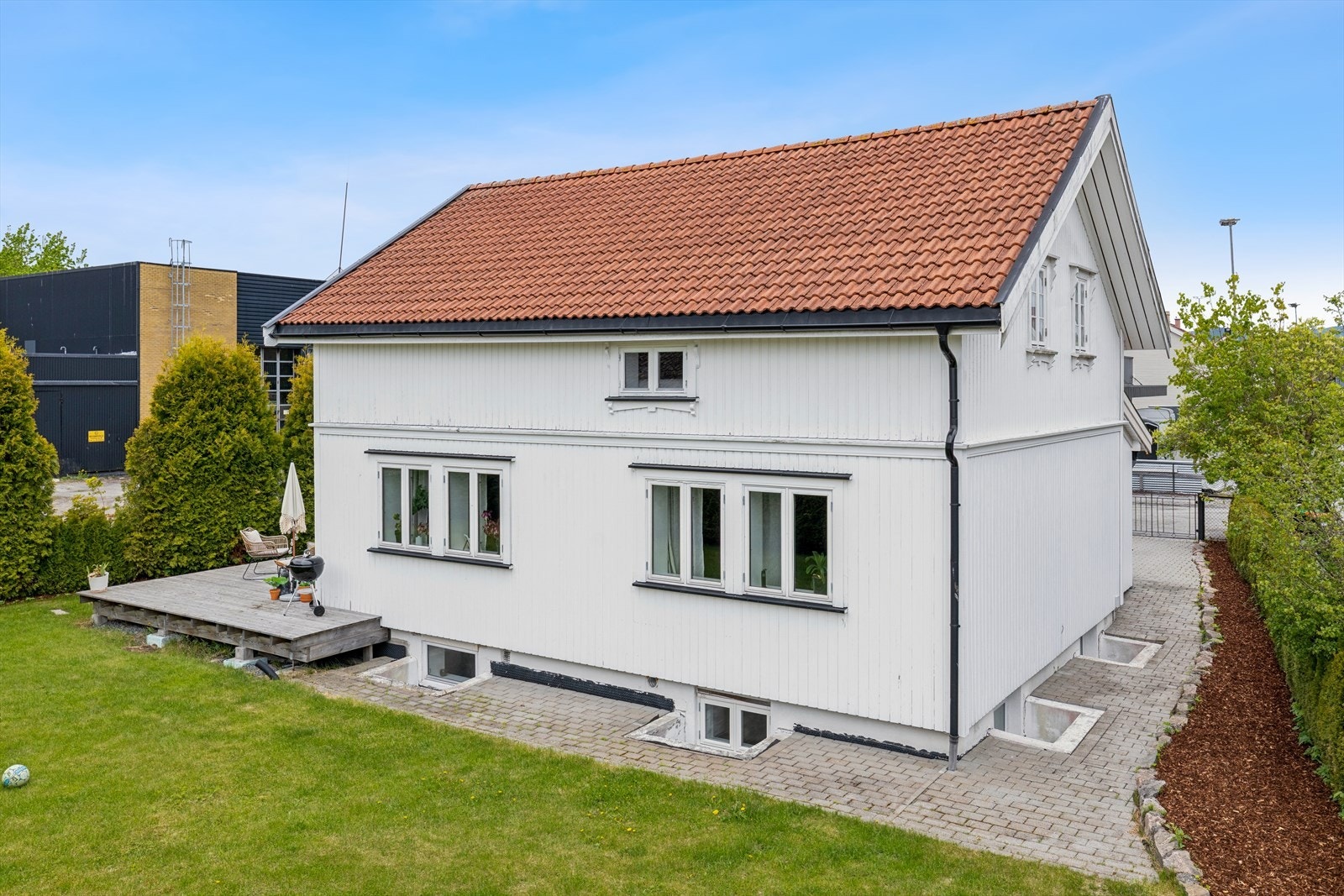 Flott og romslig steinbelagt gårdsplass. Galleribilde