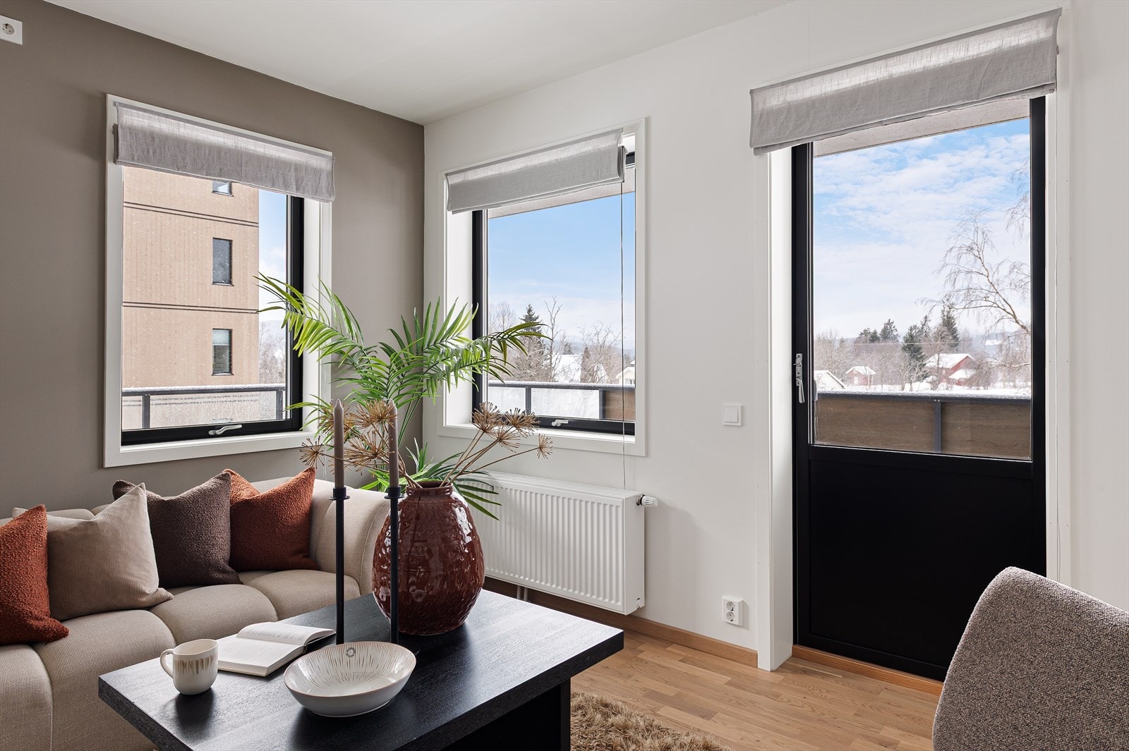 Fra stue er det utgang til en solrik hjørnebalkong. Galleribilde
