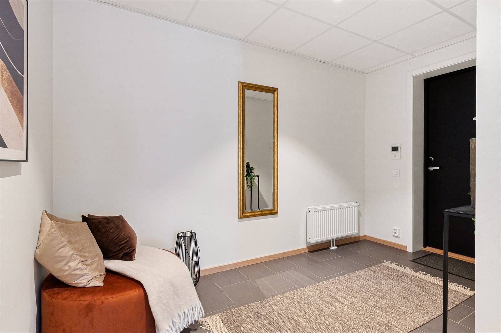 Velkommen inn! Romslig entre med flislagt gulv - leiligheten holdes god og varm via vannbåren varme i radiatoere som da er inkl. fellesutgiftene. Galleribilde