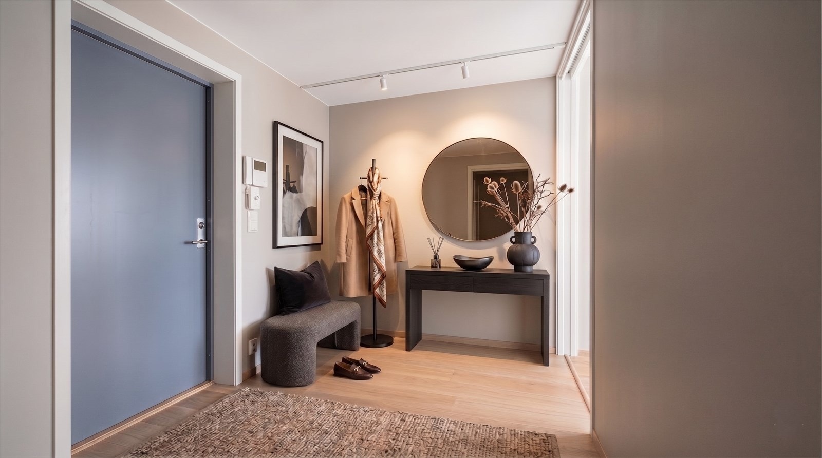 Fin entré m. plass til garderobe, klær og sko. Porttelefon. Fotoet av leiligheten er redigert m/KI. Avvik vil forekomme. Se nærmere info i prospekt. Galleribilde