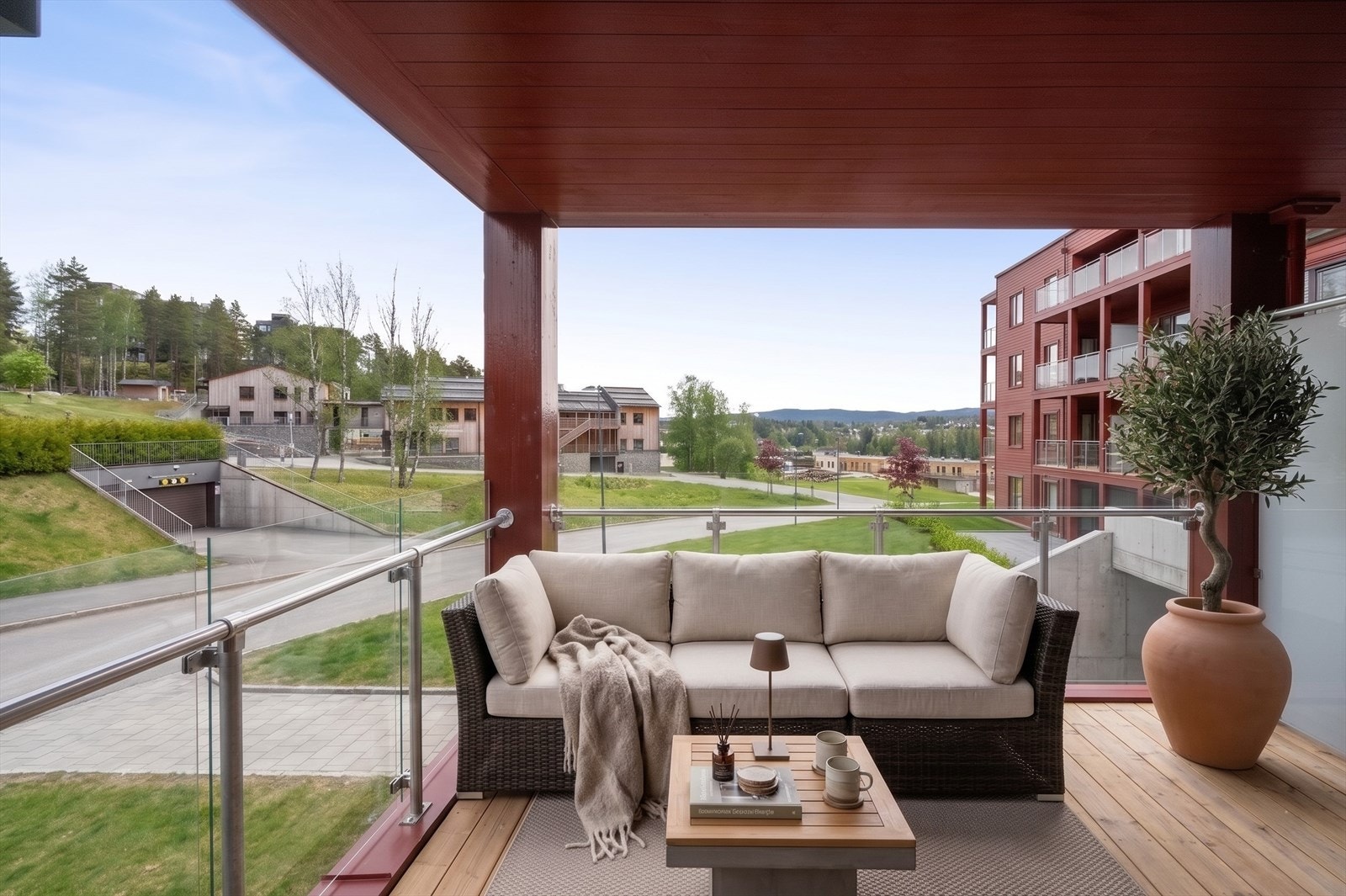 Ca. 10,5 kvm sydvendt terrasse. Fotoet av balkongen er redigert m/KI. Avvik vil forekomme. Trykk på 360-ikon for å oppleve boligen virtuelt fra april 26. Galleribilde