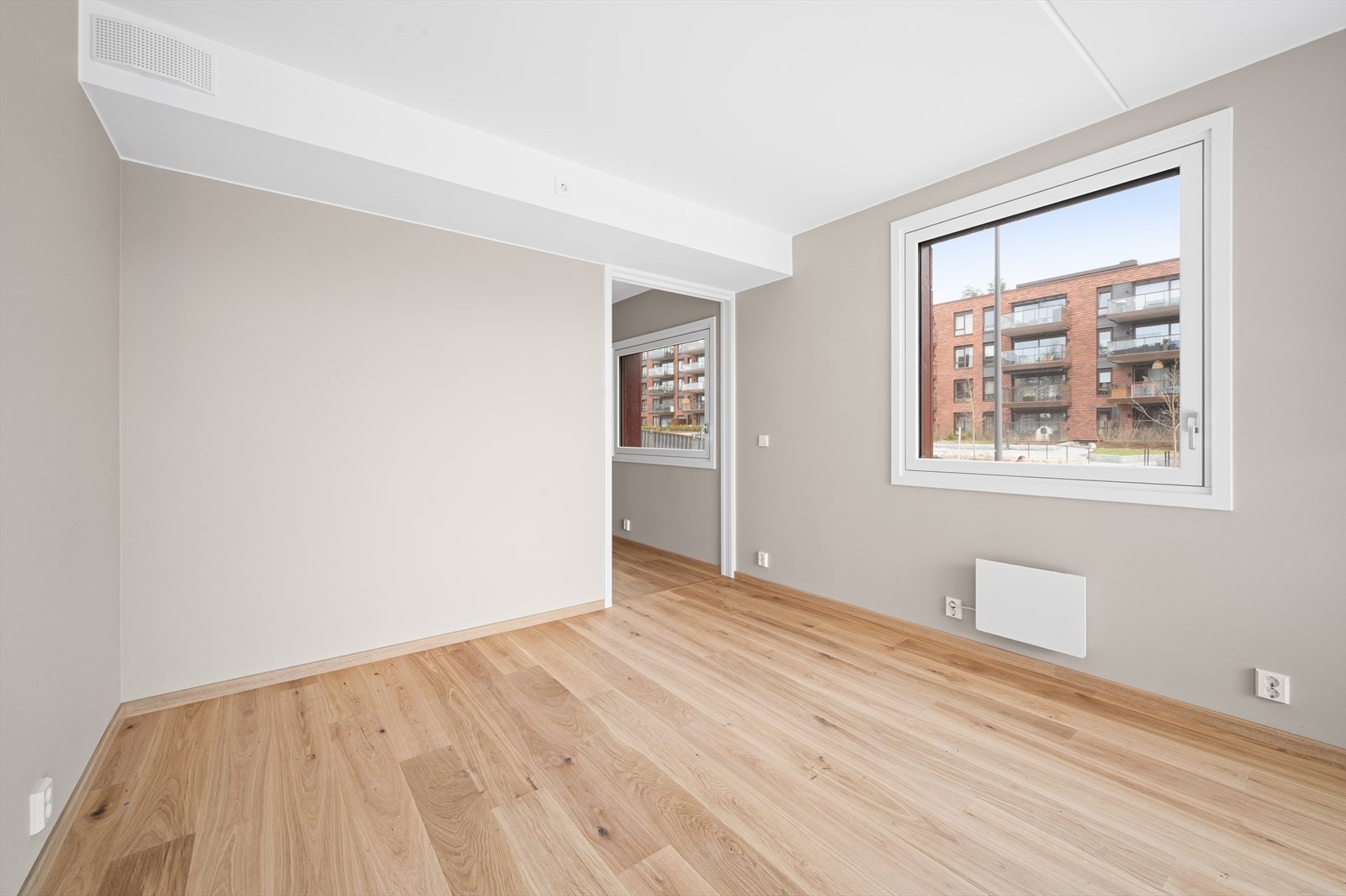 Plass til stor garderobe. Galleribilde