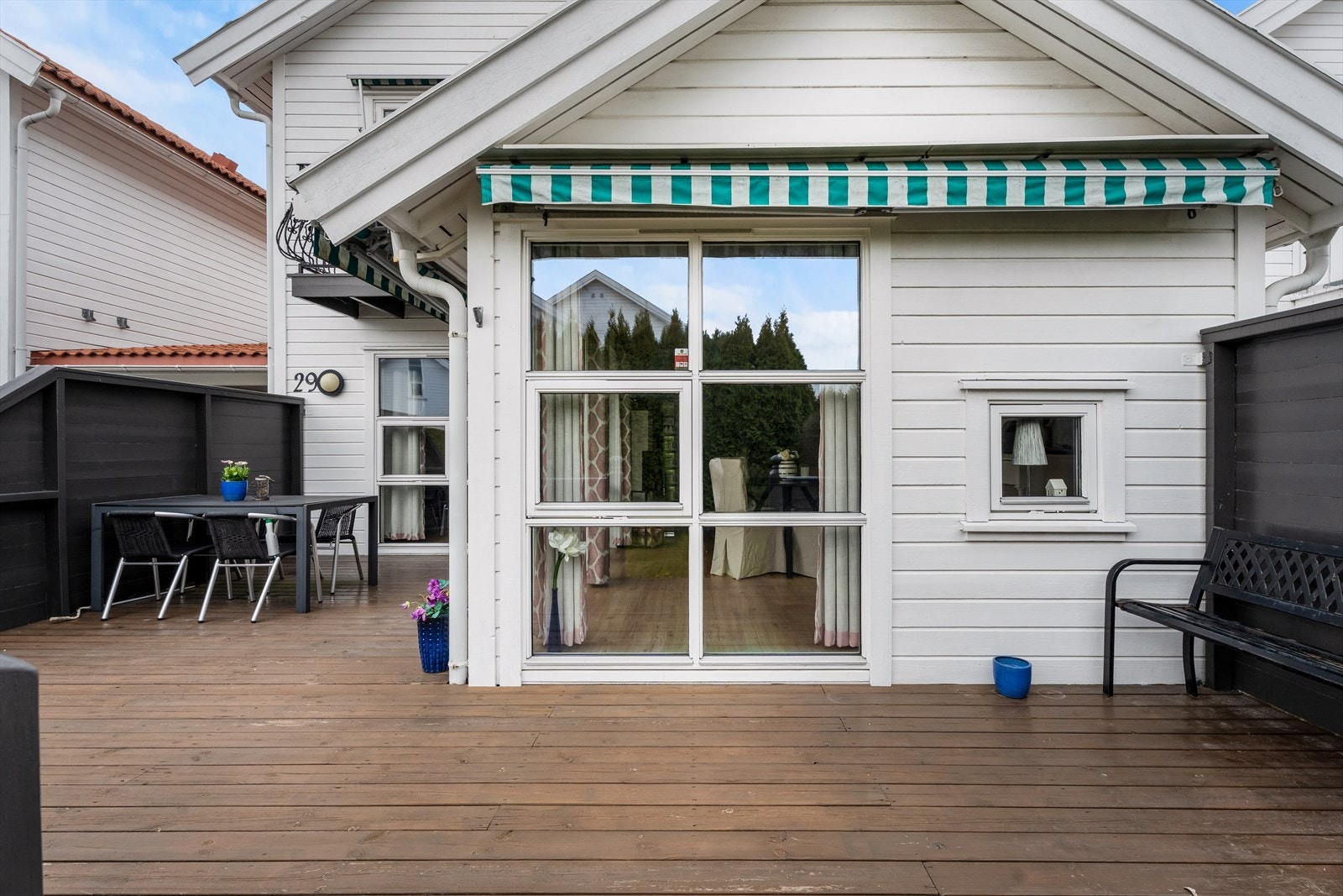Uteplassen er en av boligens tre, og gir gode muligheter for rekreasjon. Galleribilde