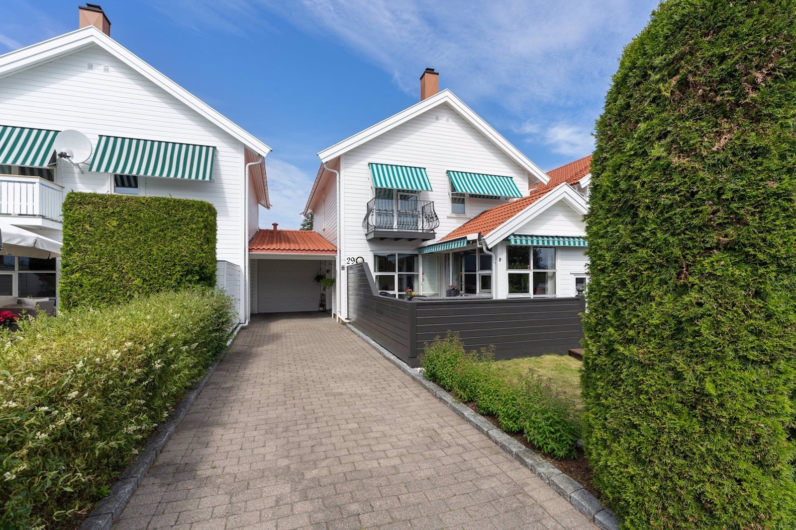 Eiendommen ligger i et familievennlig område med gangavstand til alt en aktiv familie trenger. Galleribilde