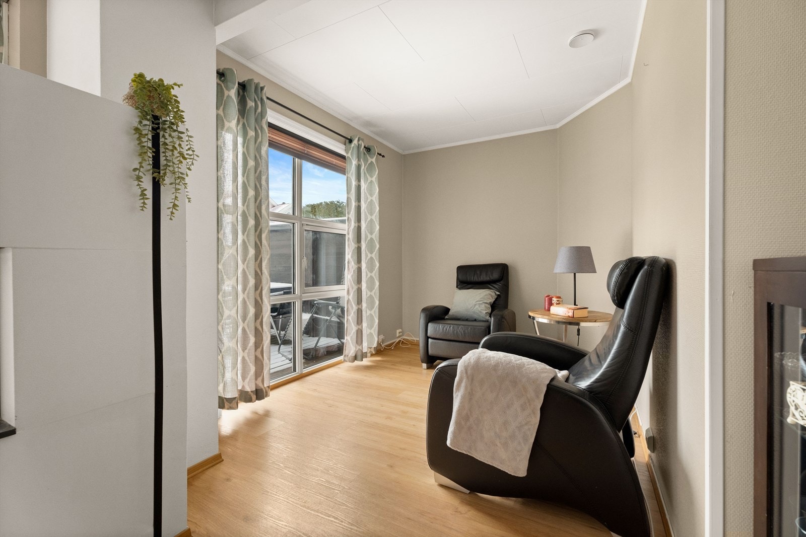 Et tilbygg har utvidet stuen og gir en fin sone for en lesekrok ved vinduet. Galleribilde