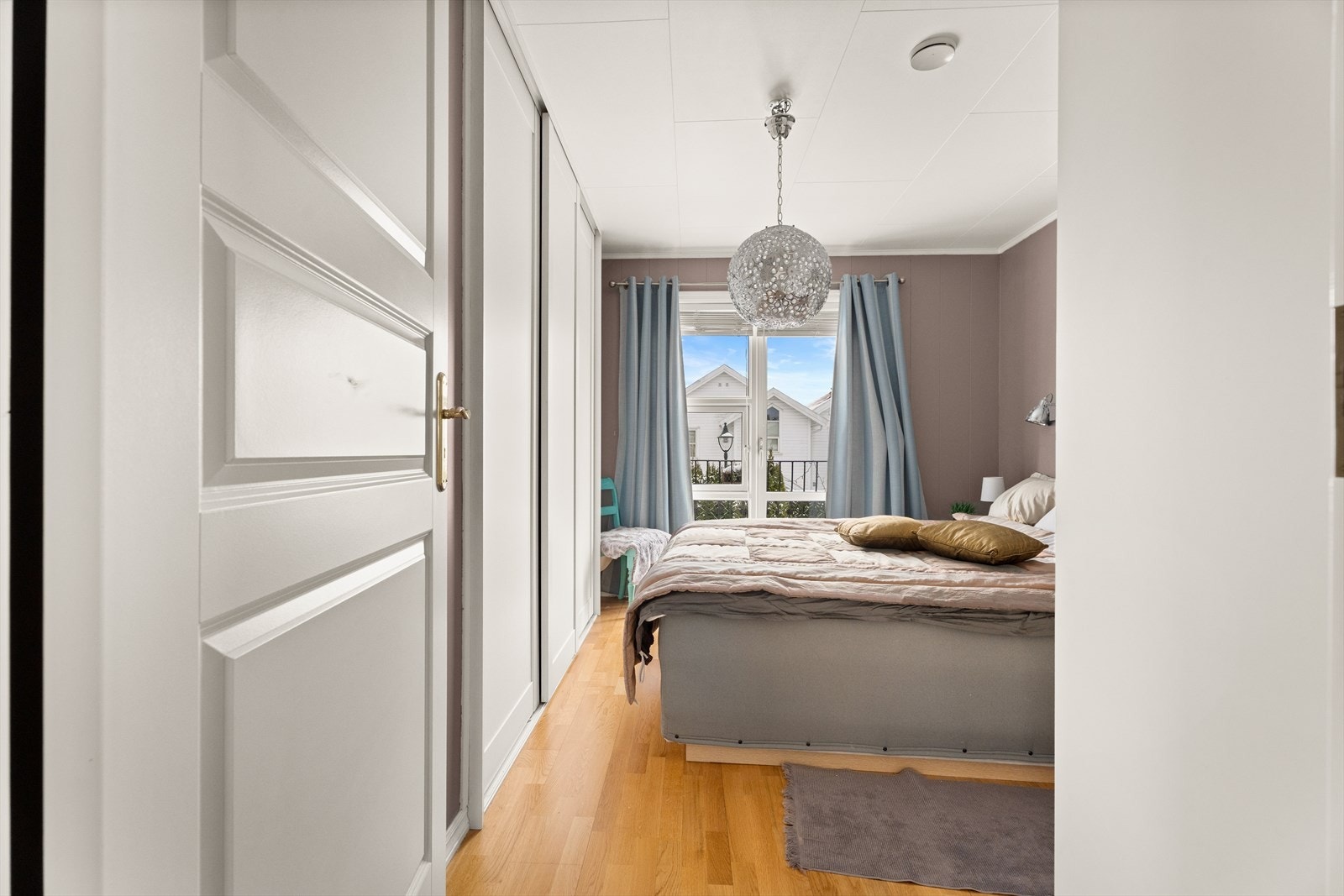 Ett av soverommene har parkettgulv og utgang til en sørvestvendt balkong. Galleribilde