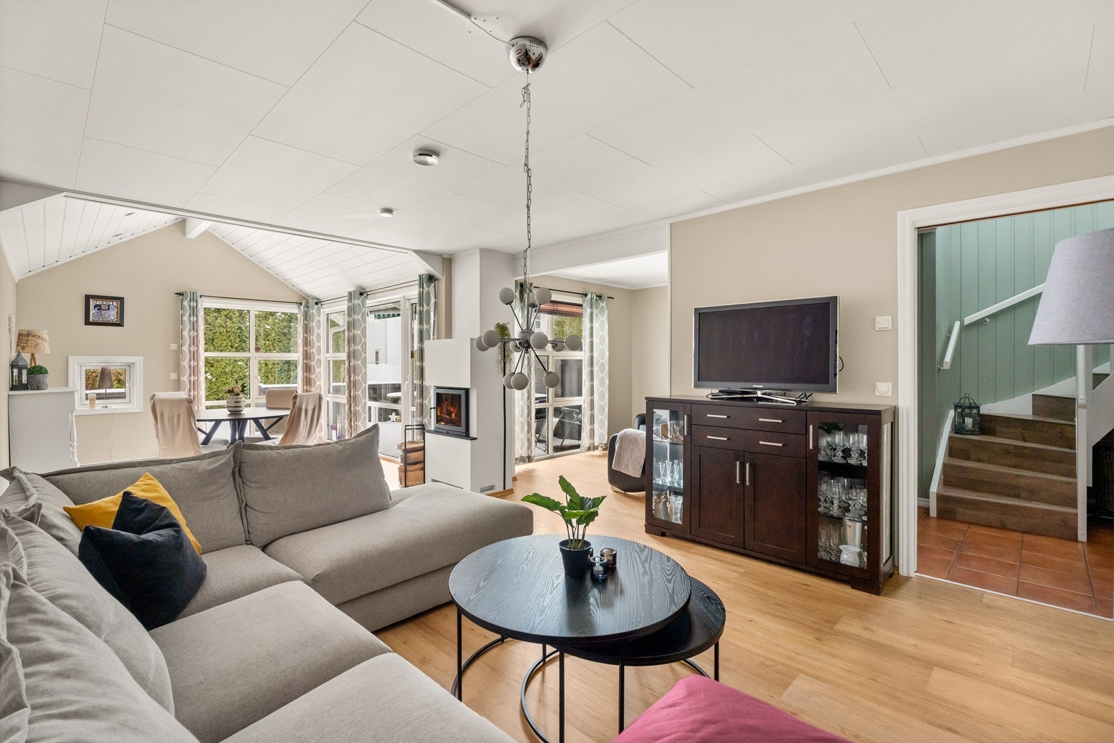 Fra stuen er det en åpen løsning mot spisestuen og trappeadkomst til andre etasje. Galleribilde