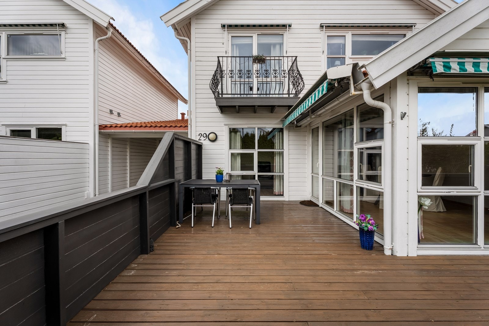 Terrassen har beiset terrassebord og rekkverk med liggende kledning. Galleribilde