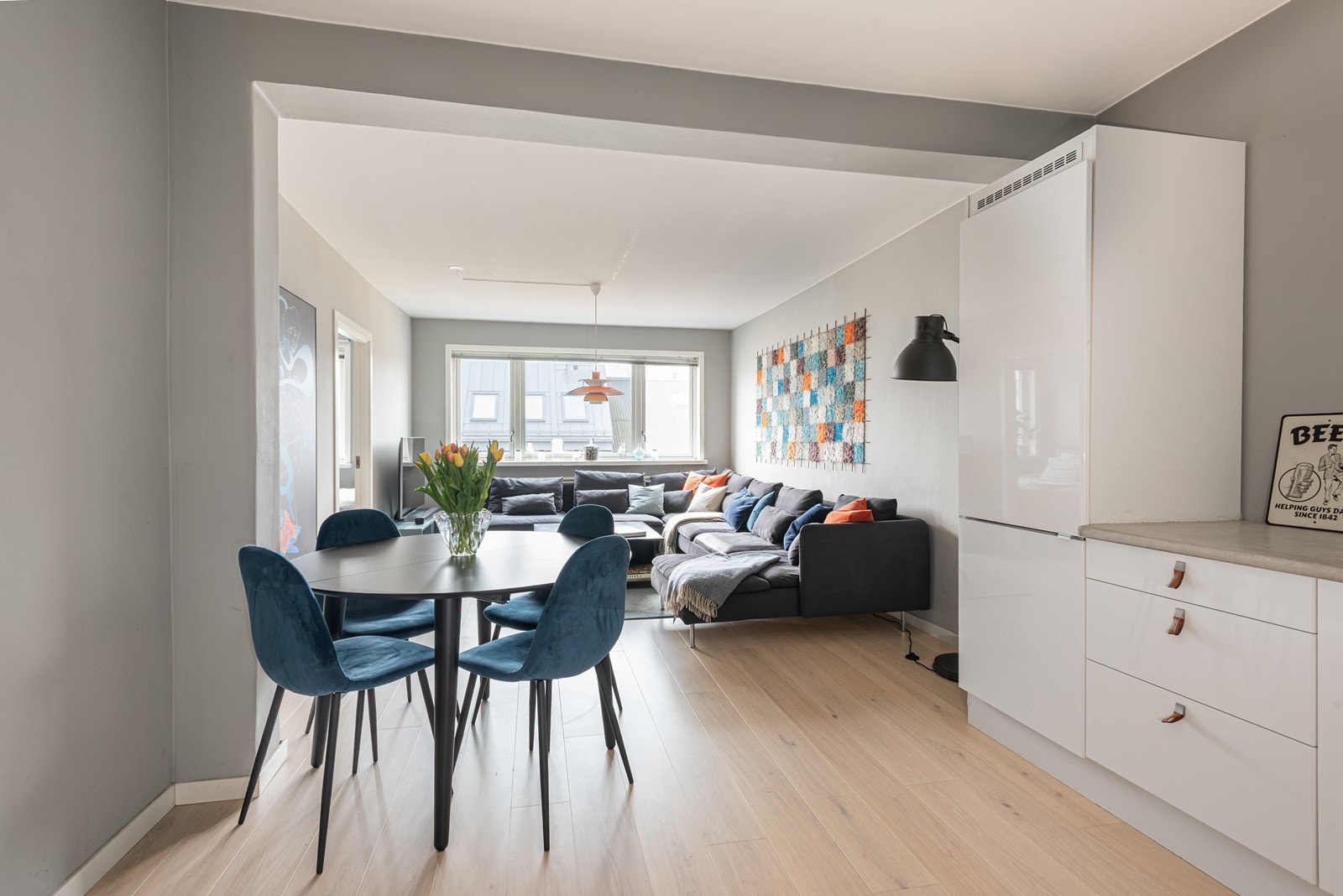 Store vindusflater slipper inn rikelig med naturlig lys Galleribilde