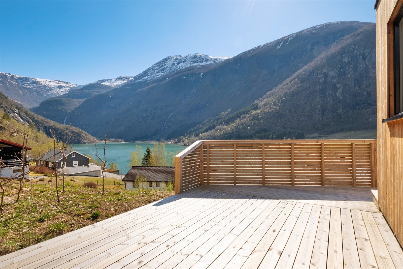 Boligen har stor terrasse som går nesten rundt hele huset, slik at man kan innrede flere sittegrupper og følge solen gjennom dagen. Galleribilde