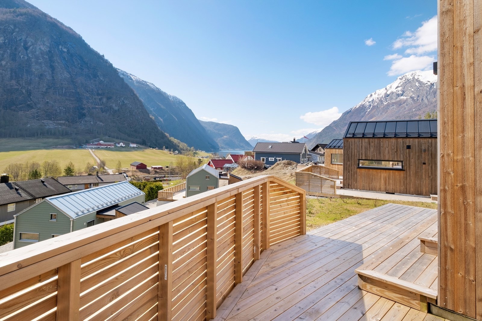 og den andre veien Lustrafjorden. Galleribilde