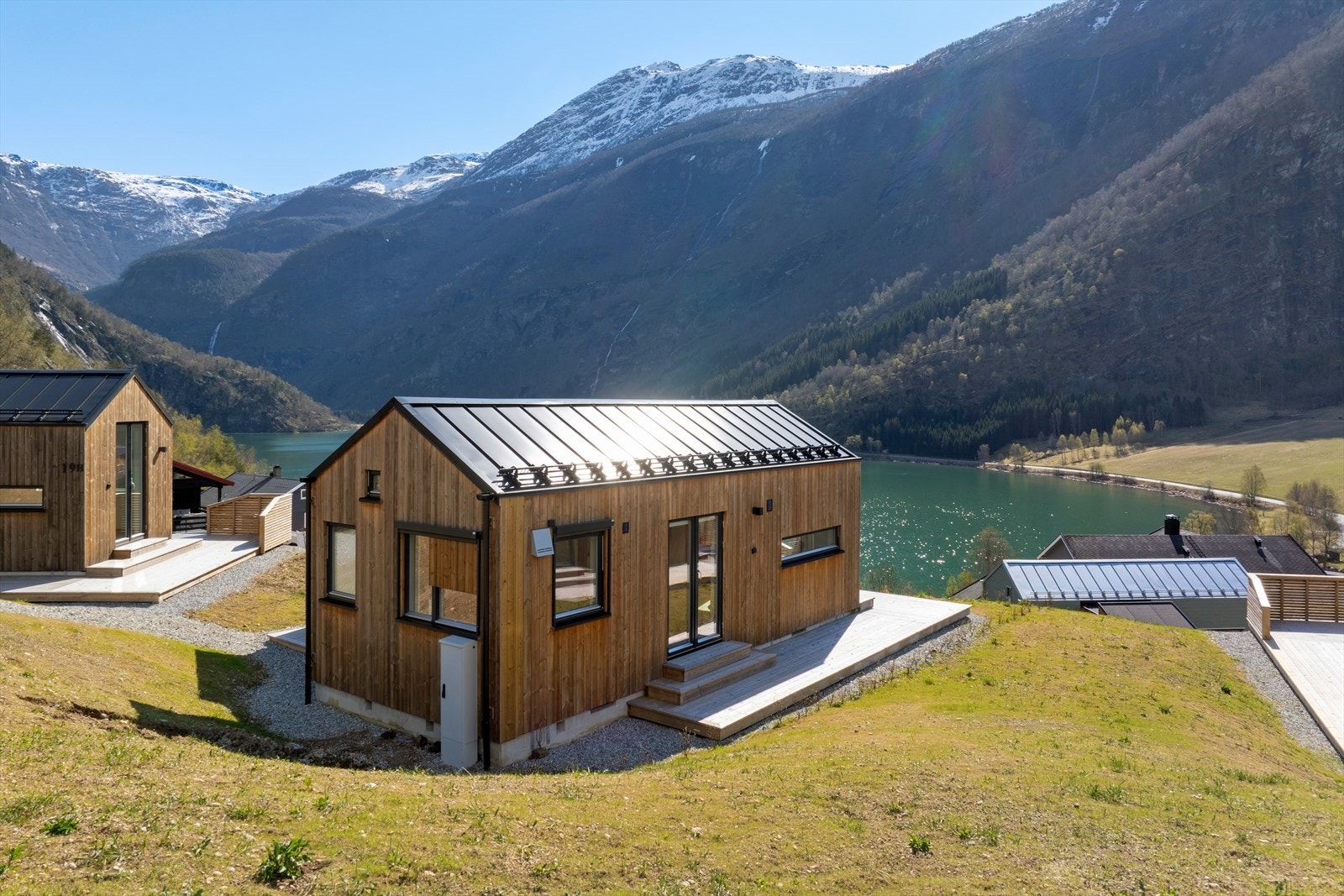 Velkommen til Eplehagen - en sjarmerende mikrolandsby idyllisk plassert i vakre Skjolden innerst i Sognefjorden. Galleribilde