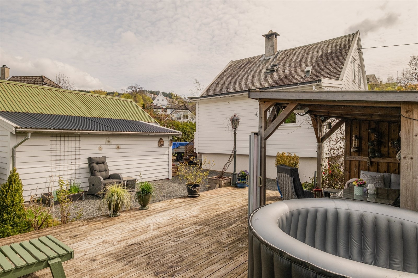 - Terrassen er nordvest-vendt, som gir gode solforhold - Galleribilde