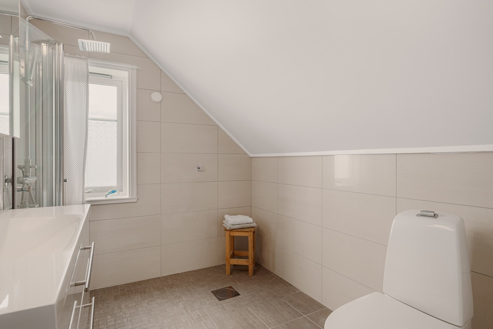 - Loftets bad måler 4,7m² - Galleribilde