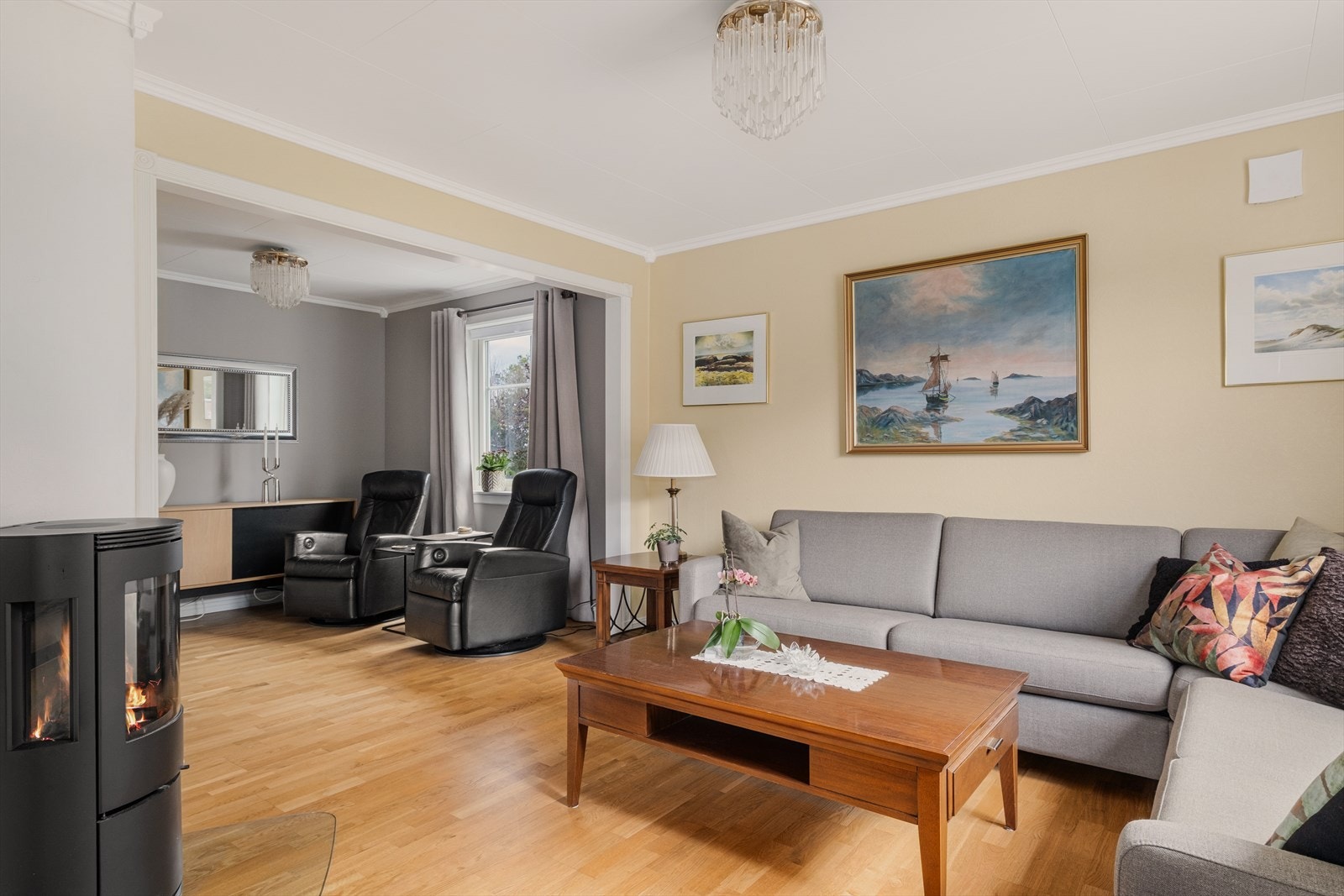 - Hovedetasjen måler 72m² og inneholder entré, gang/trapperom, toalettrom, stue, spisestue, tv-stue og kjøkken - Galleribilde