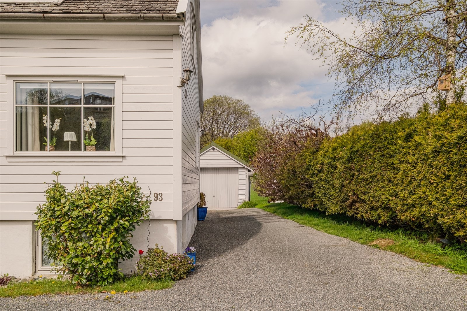 - Svært pent opparbeidet tomt på hele 546m² med gode parkeringsmuligheter og flere sosiale soner - Galleribilde