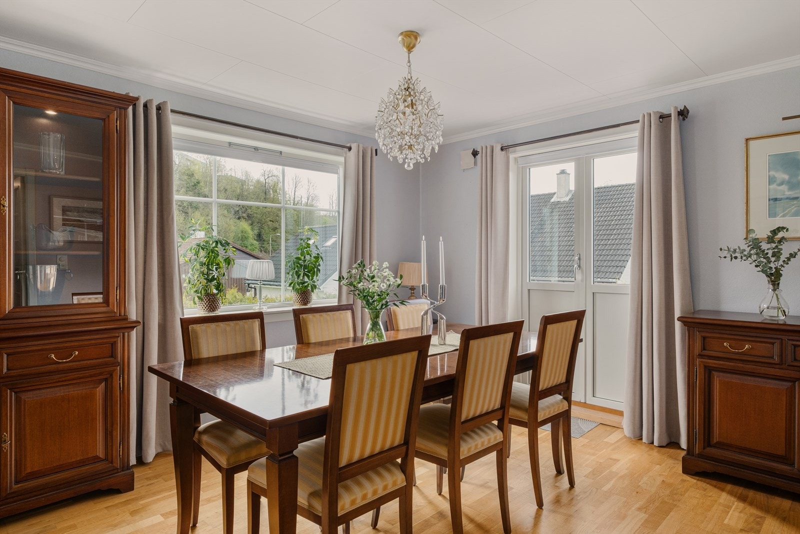 - Utformingen av stue/spisestue gjør det enkelt å innrede med sofa- og spisegruppe i hver sin naturlige sone - Galleribilde