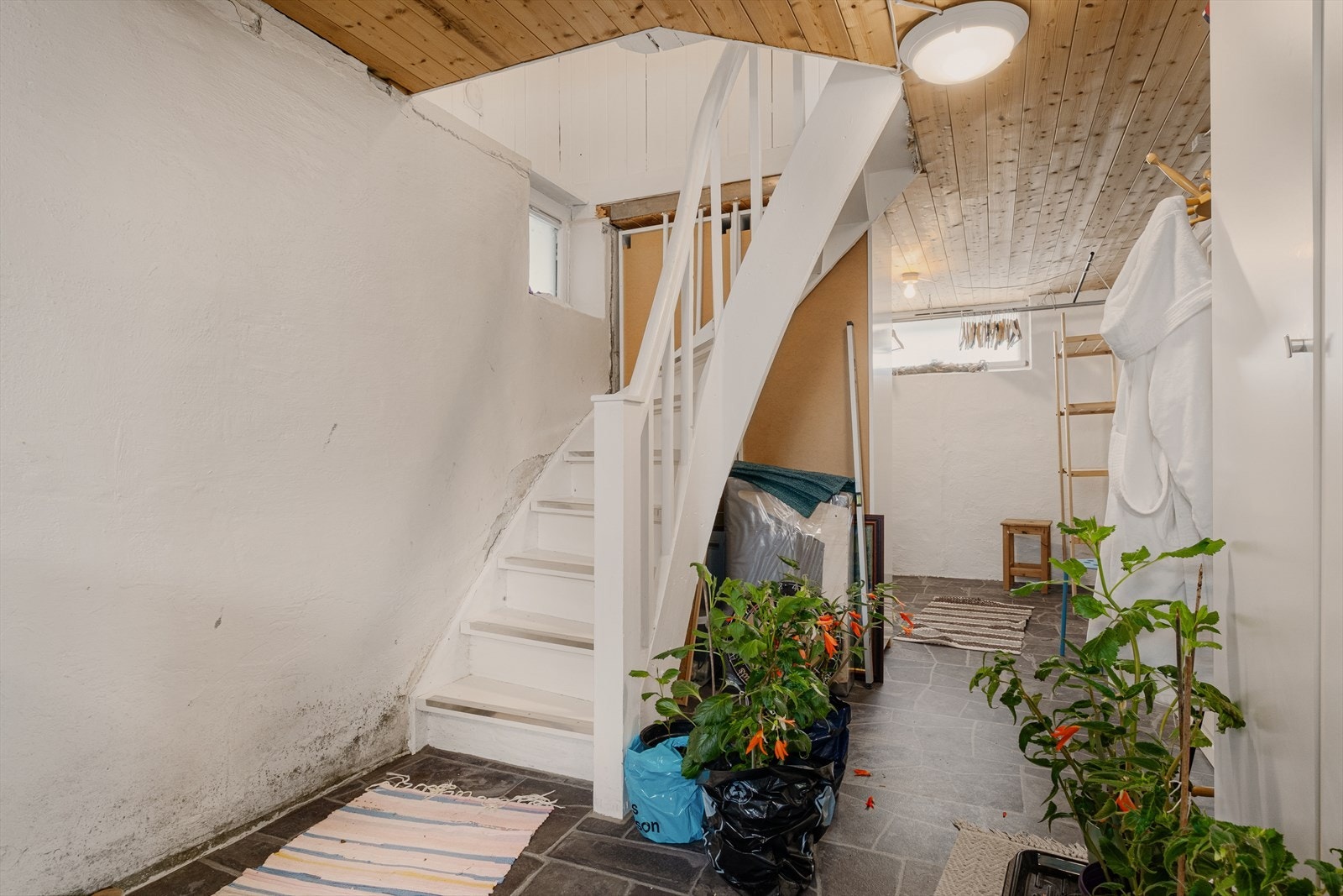 - Underetasjen måler 45m² og inneholder bad, kjellerstue, kjellerrom/trapperom og entré/gang - Galleribilde