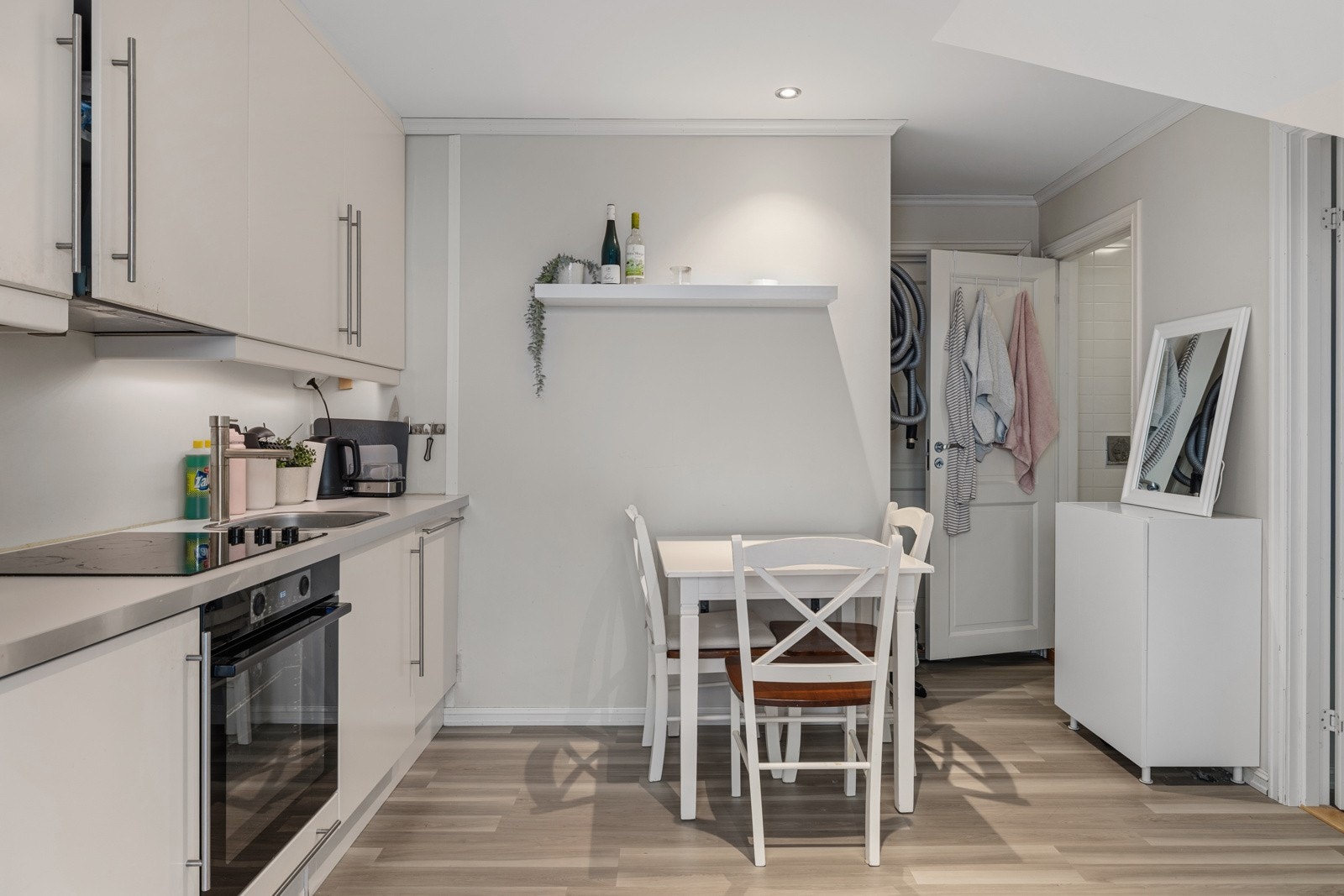 Kjøkken og opphaldsrom i utleigedel på loft Galleribilde
