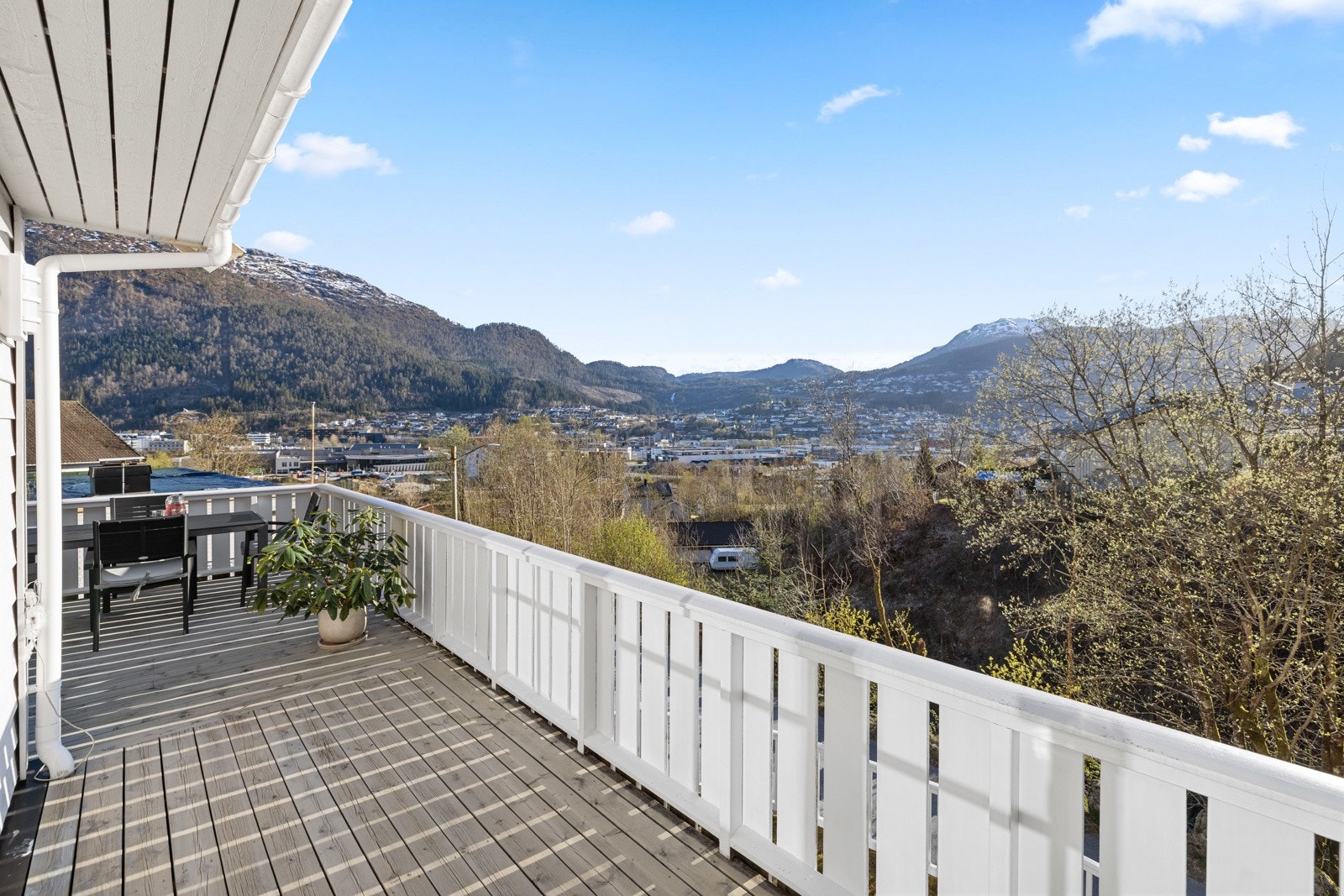 Terrase på vestsida med utsikt mot Førde sentrum og fjella ikring Galleribilde