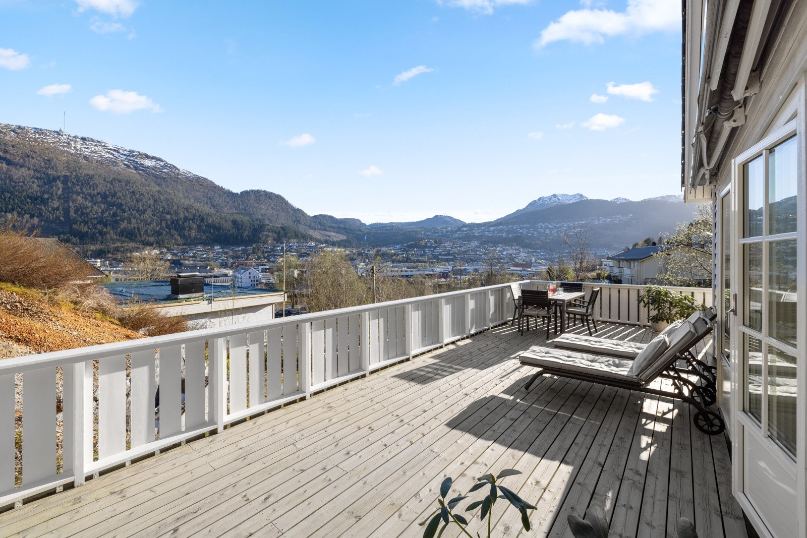 Stor solrik terrasse med tilkomst frå stova i h. etg. og med nydeleg utsikt Galleribilde