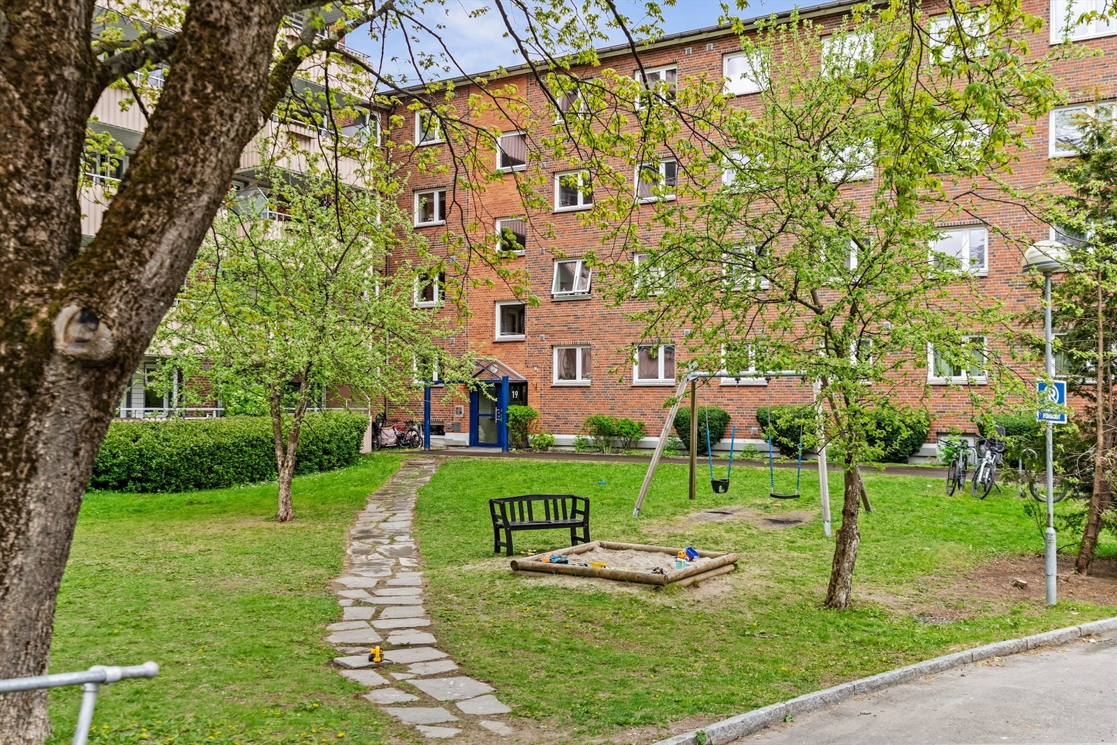 Borettslaget har svært pent opparbeidede fellesarealer med lekeplass, plen og øvrig beplantning. Galleribilde