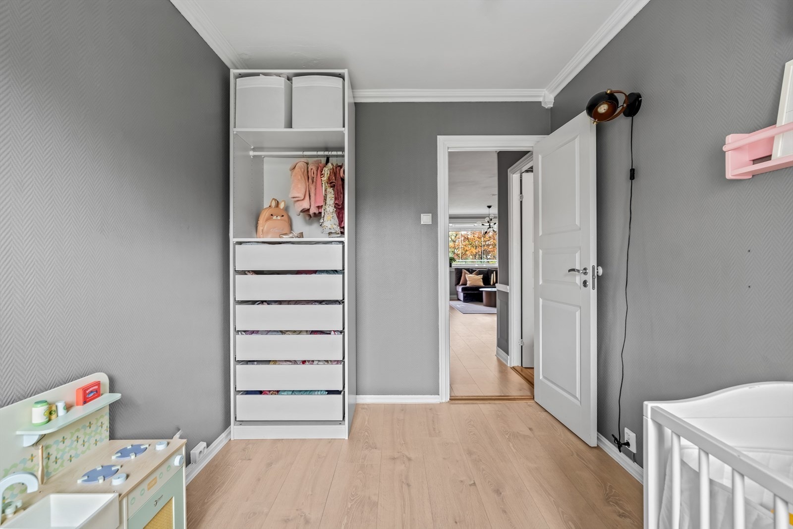 Rommet har plass til seng, nattbord, garderobeløsning og evt. skrivebord. Galleribilde