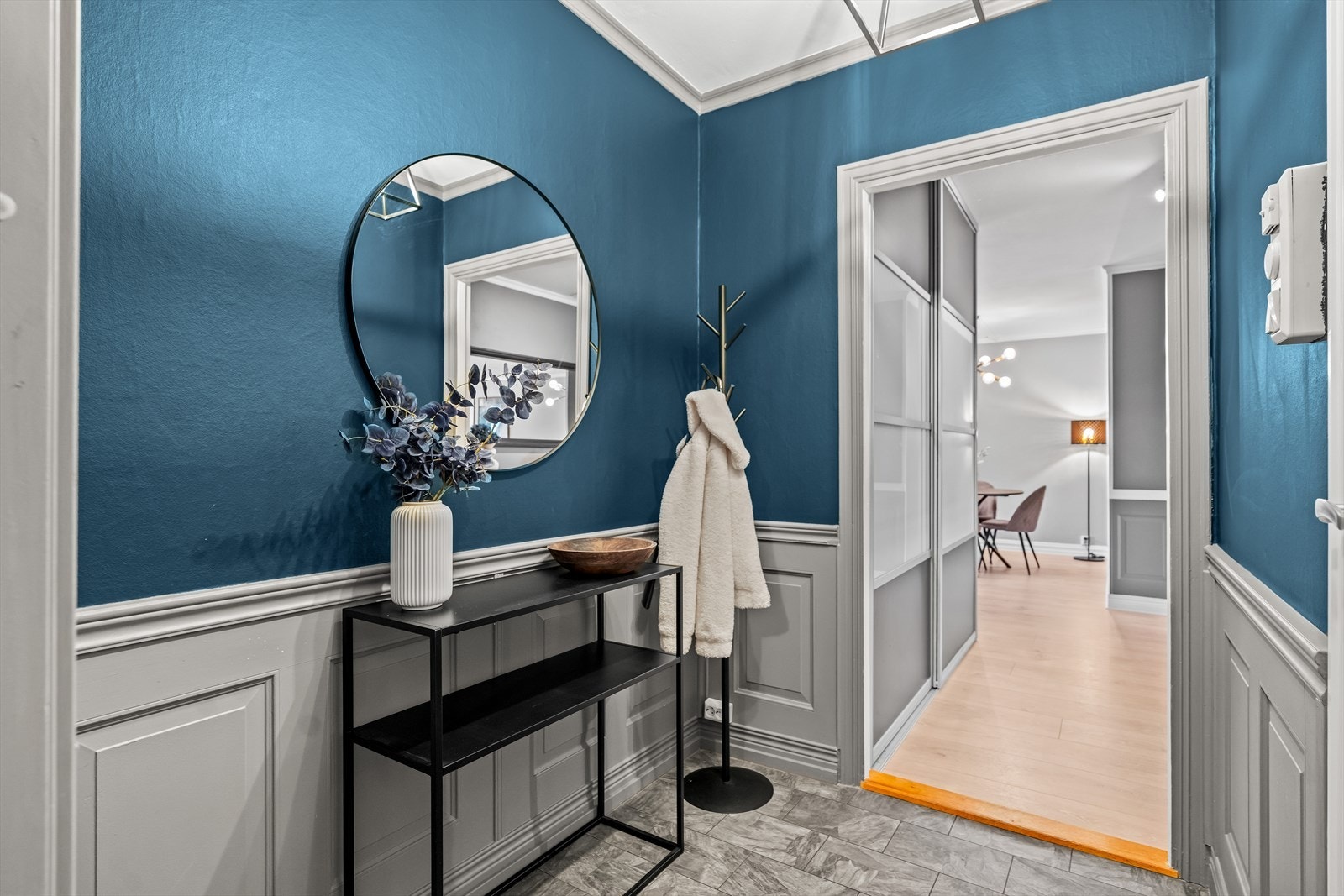 Det er plass til oppheng av yttertøy og skooppbevaring. Galleribilde