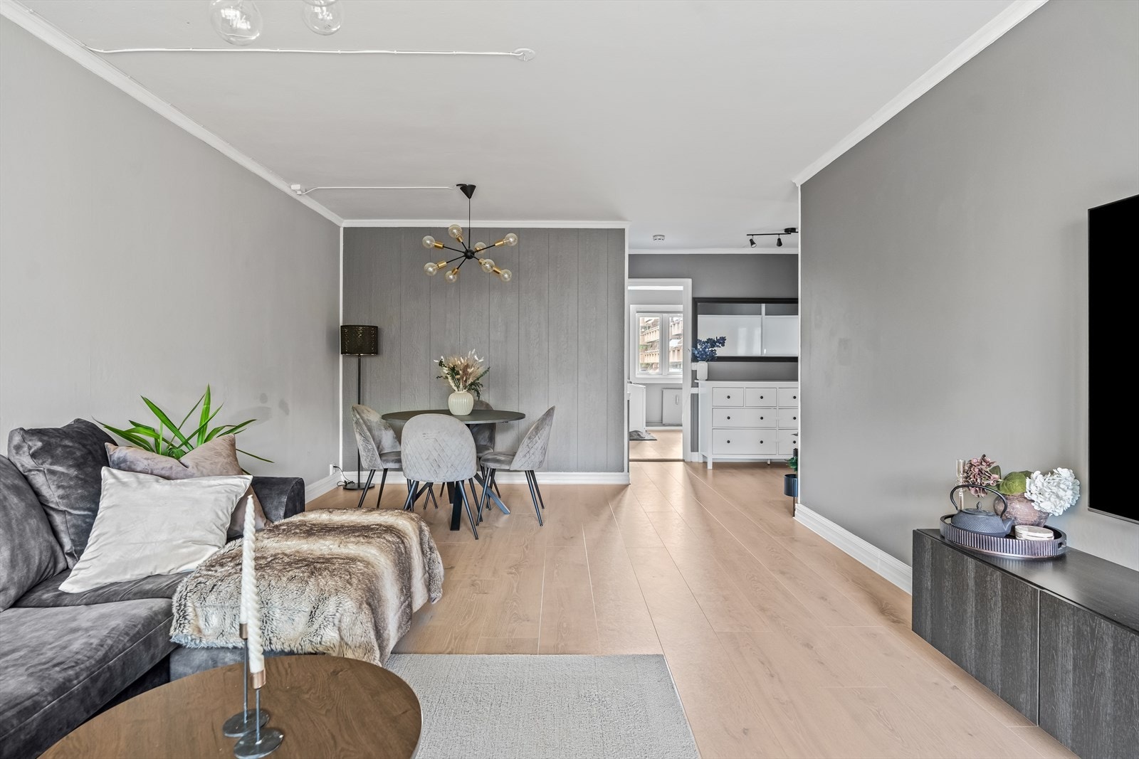Stuen har god plass til både sofagruppe, tv-møbel og spisebord. Galleribilde