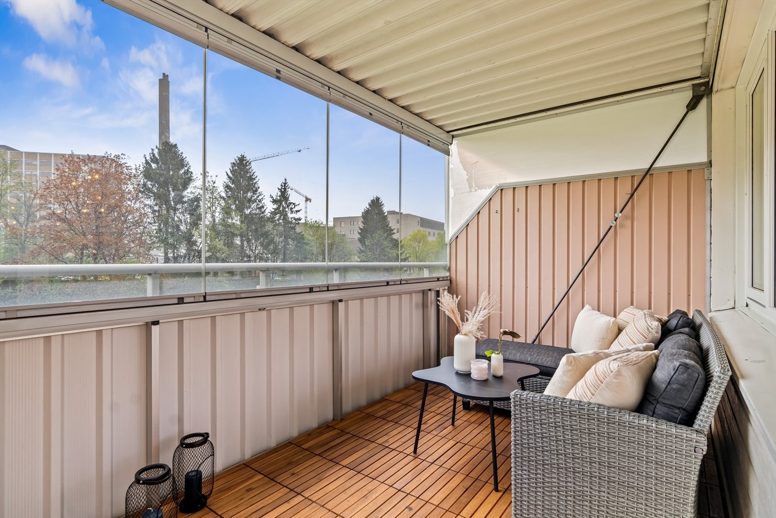 Her ute er det god plass til sittegruppe, samt gass-/elektrisk grill. Galleribilde