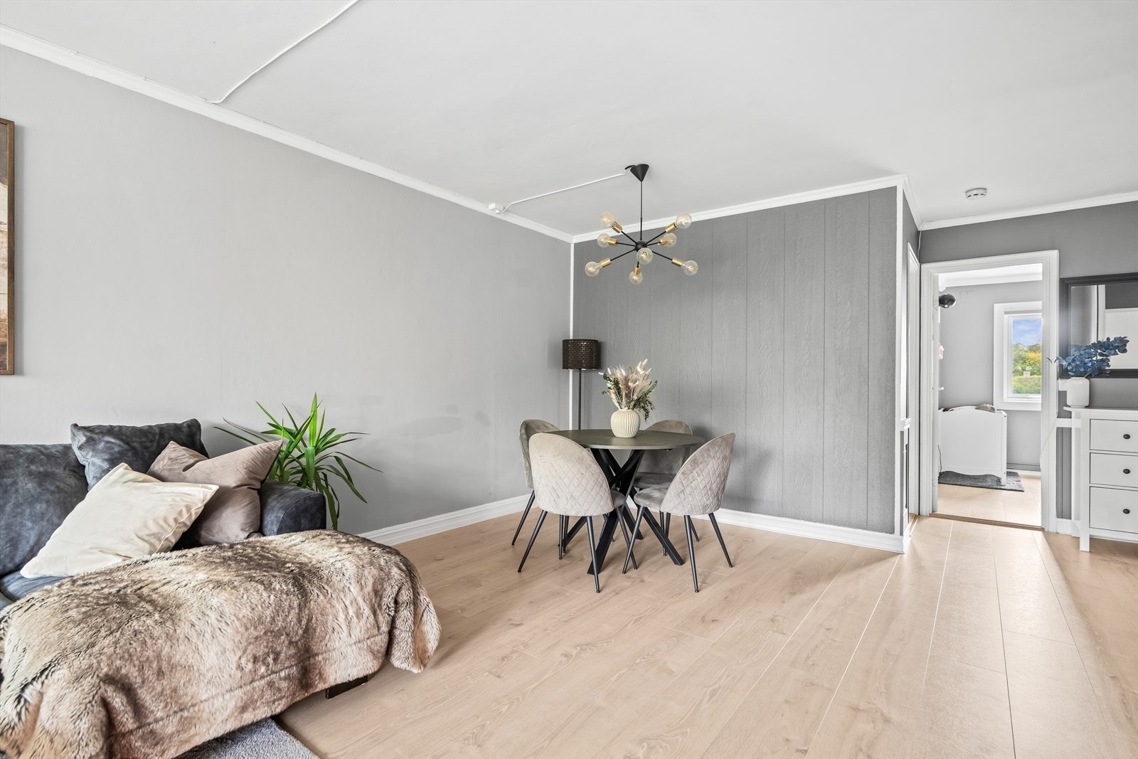 Leiligheten fremstår som velholdt med store vindusflater, hyggelige oppholdsrom og gode møbleringsmuligheter. Galleribilde