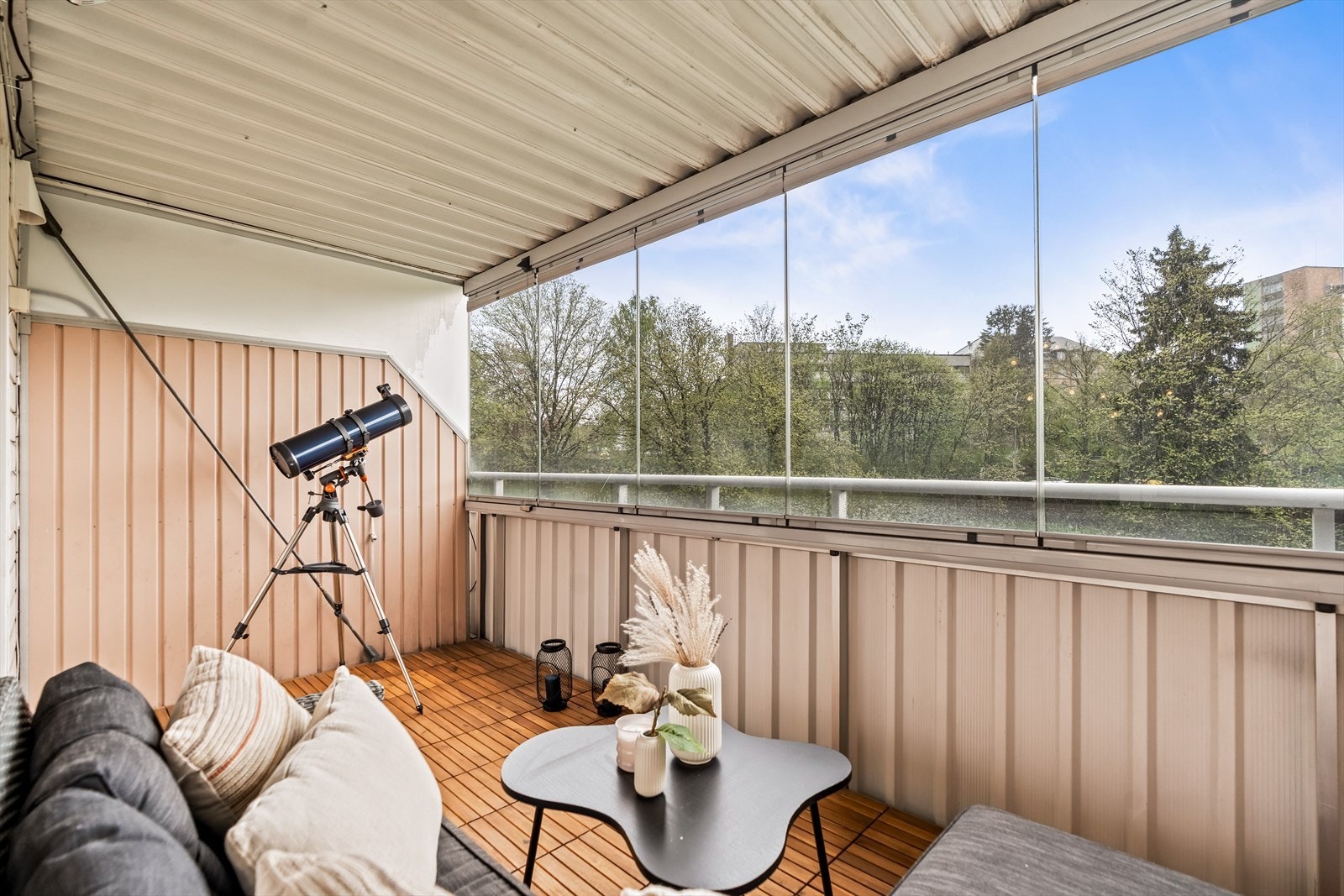 Her får du en lys og innbydende leilighet med moderne fargevalg, god planløsning og en romslig innglasset balkong. Galleribilde