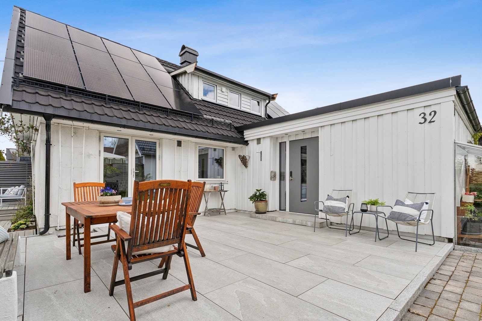 Oppgradert uteområde i 2025 med ny terrasse og ny ytterdør som gir et moderne førsteinntrykk Galleribilde