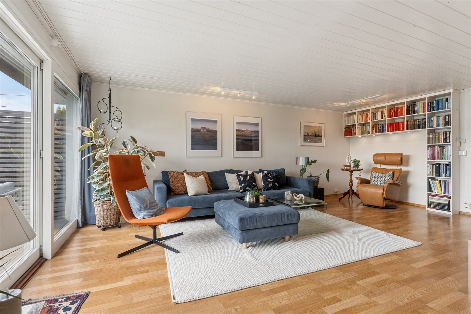 Lys og luftig stue med store skyvedører som gir en sømløs overgang til uteplassen Galleribilde
