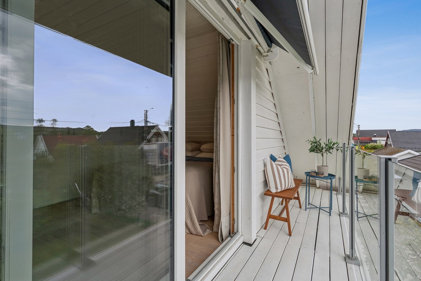 Balkong med moderne glassrekkverk som gir godt lys og åpent utsyn. Galleribilde