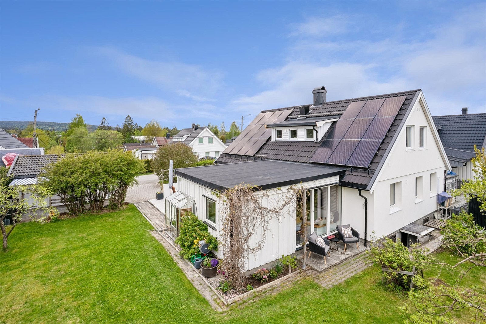 Familievennlig enebolig på romslig tomt på 674 kvm med flere solrike uteplasser Galleribilde