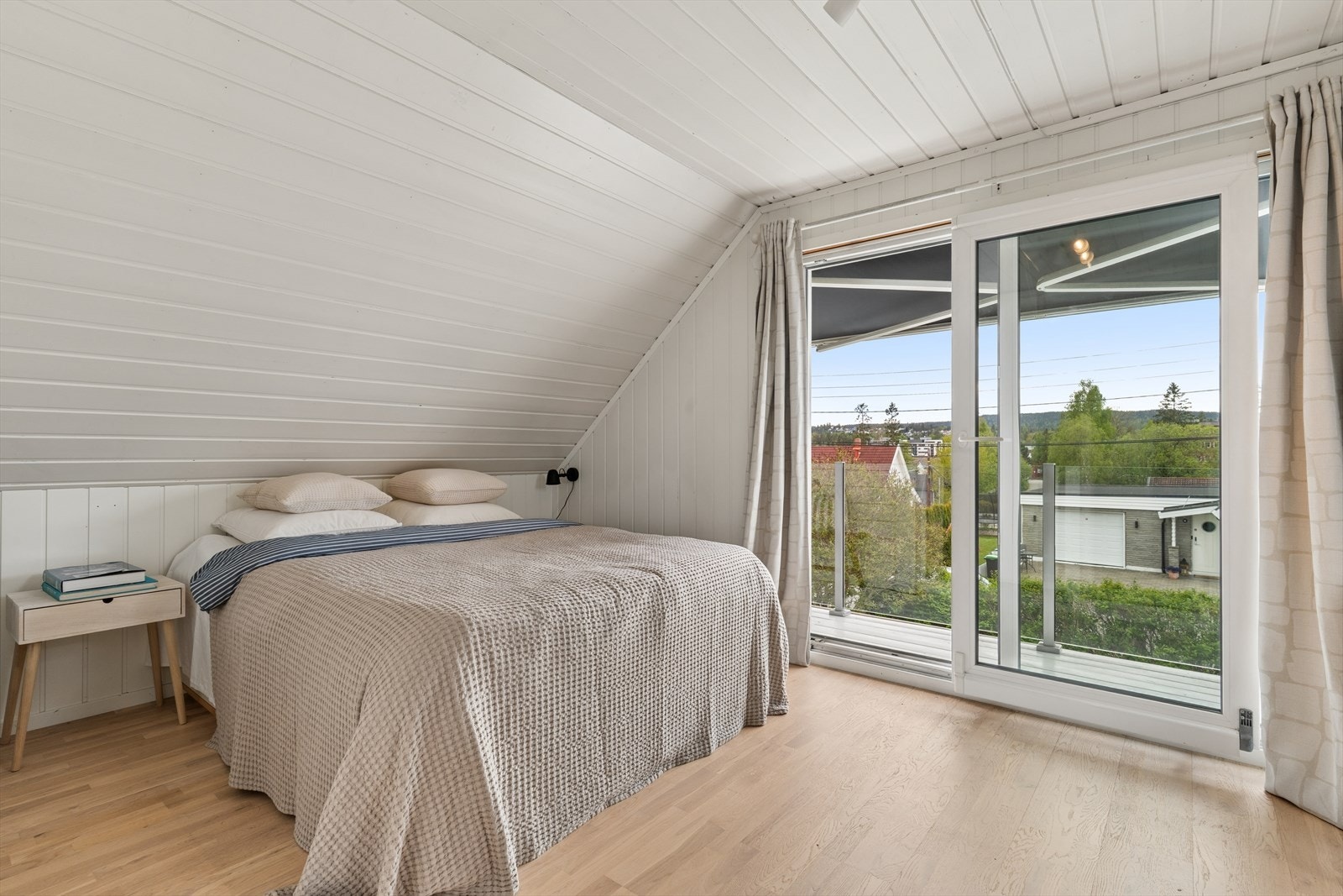 Soverom med god plass til dobbeltseng og utgang til balkong Galleribilde