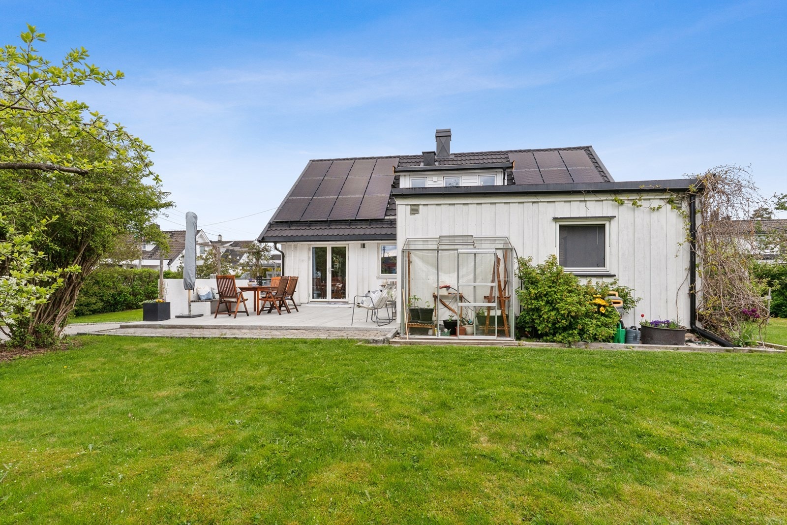 Med så stor tomt gir det gode muligheter for hage og lek. Galleribilde